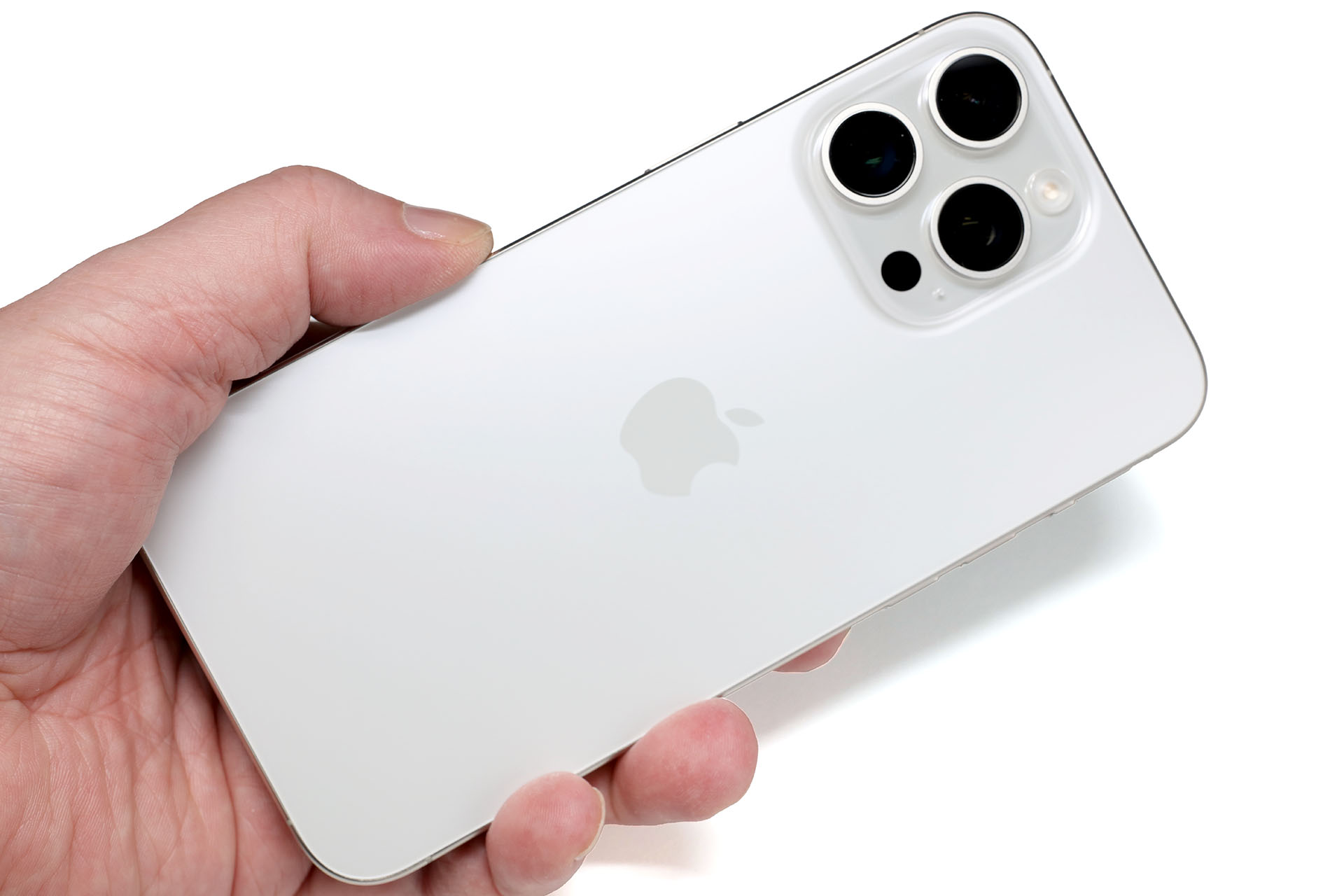 iPhone 15 Pro Maxを手に持ってみると、iPhone 14 Pro Maxより軽いことがはっきりわかる。サイズの違いの体感は微妙だが、iPhone 15 Pro Maxのほうが持ちやすいという印象。