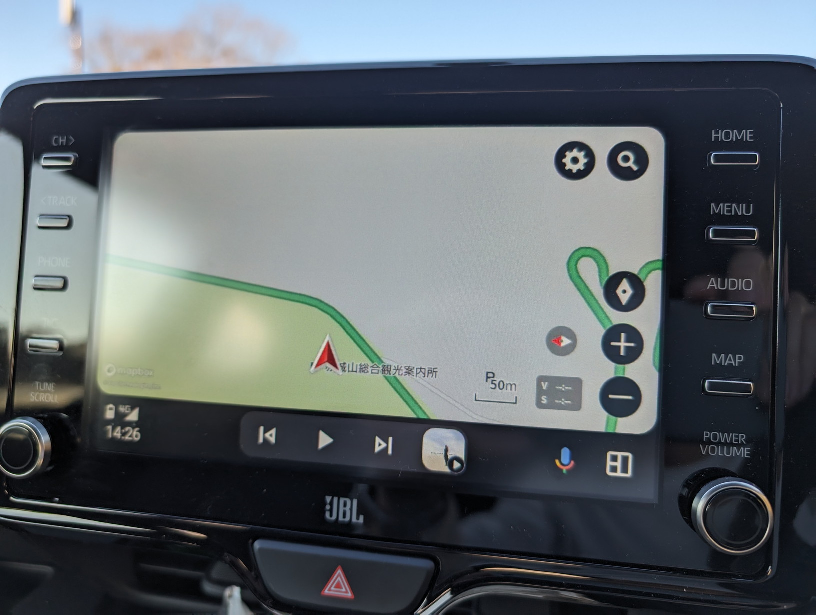 ルートを外れて給油に向かったときなど、戻る方向を把握する手助けになる。Android Autoではナビ画面を閉じても下に案内が表示されるので、これとNP1の音声だけでも十二分に分かりやすい