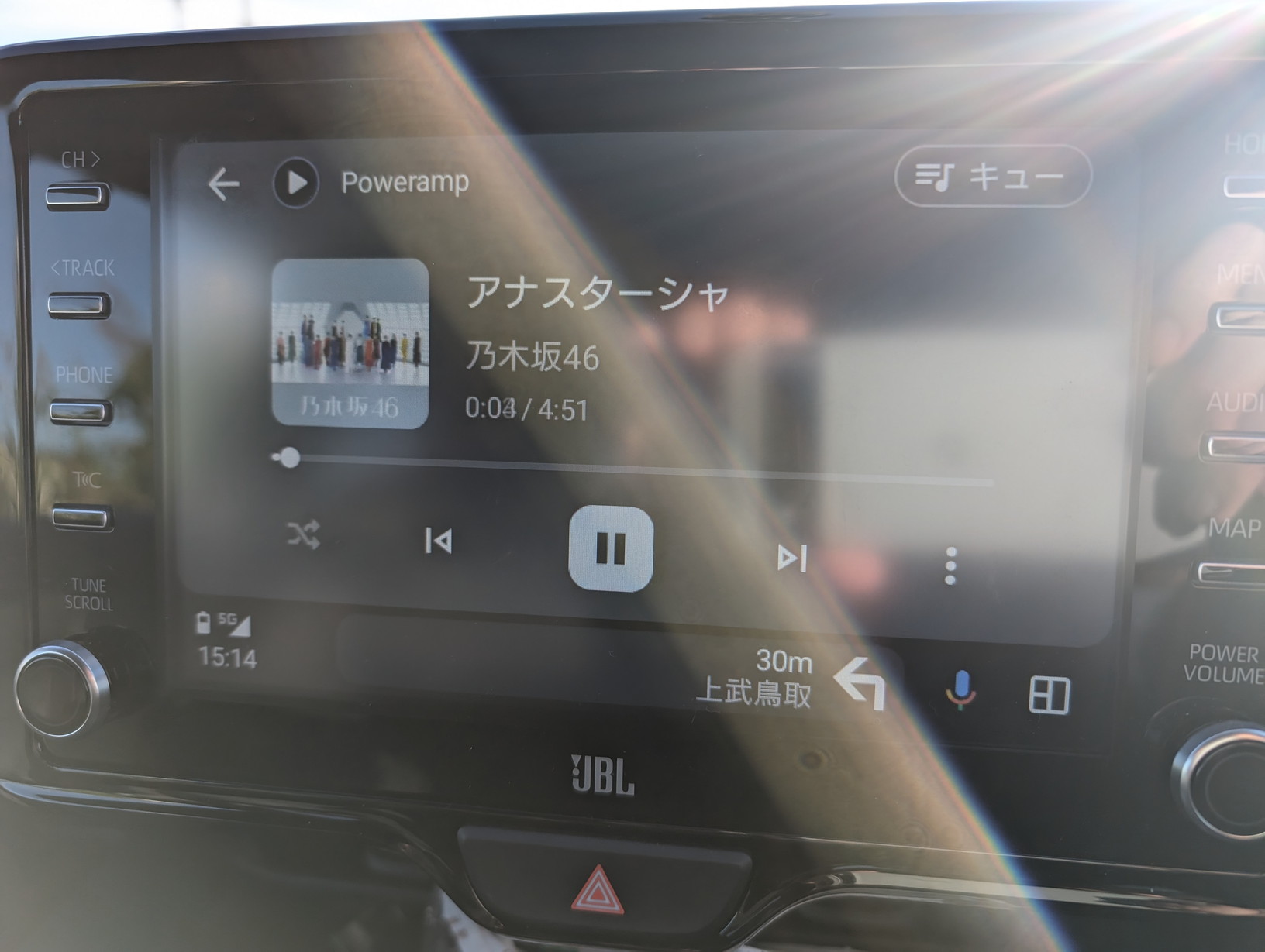 ルートを外れて給油に向かったときなど、戻る方向を把握する手助けになる。Android Autoではナビ画面を閉じても下に案内が表示されるので、これとNP1の音声だけでも十二分に分かりやすい