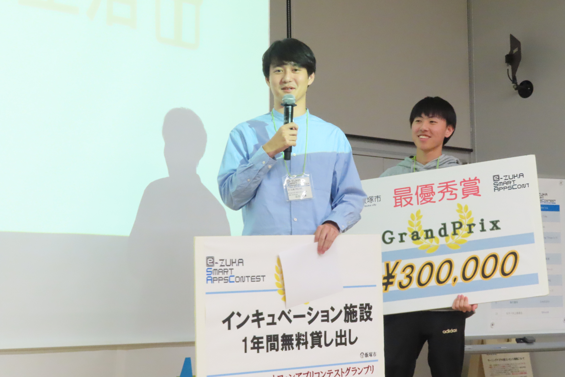 「スマートピルケース」でグランプリを受賞したチーム「やさしい生活」（九州大学大学院）