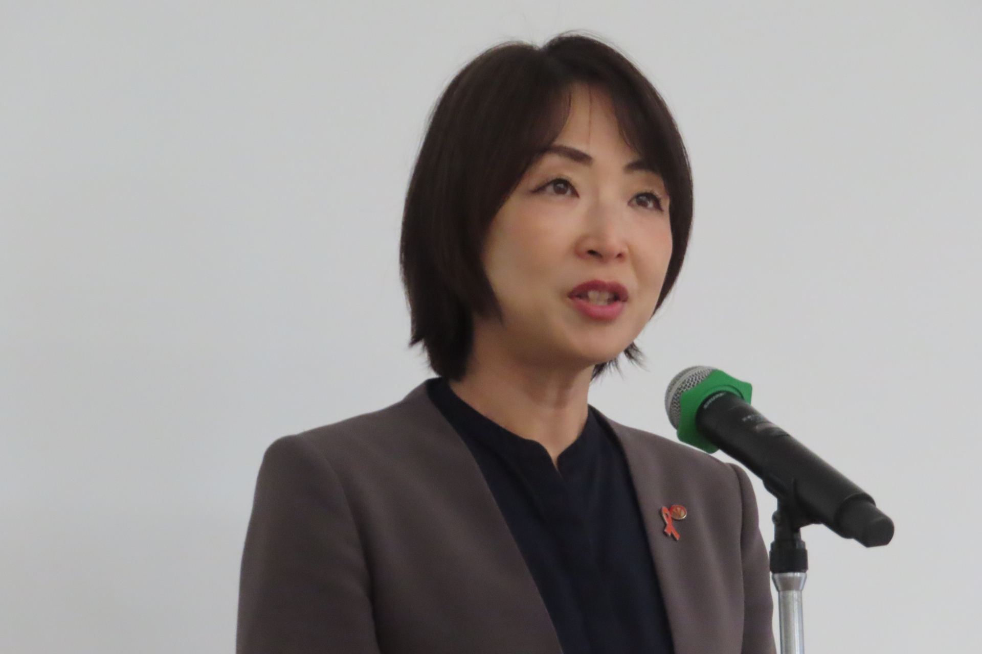 冒頭で挨拶する飯塚市 副市長の藤江美奈氏