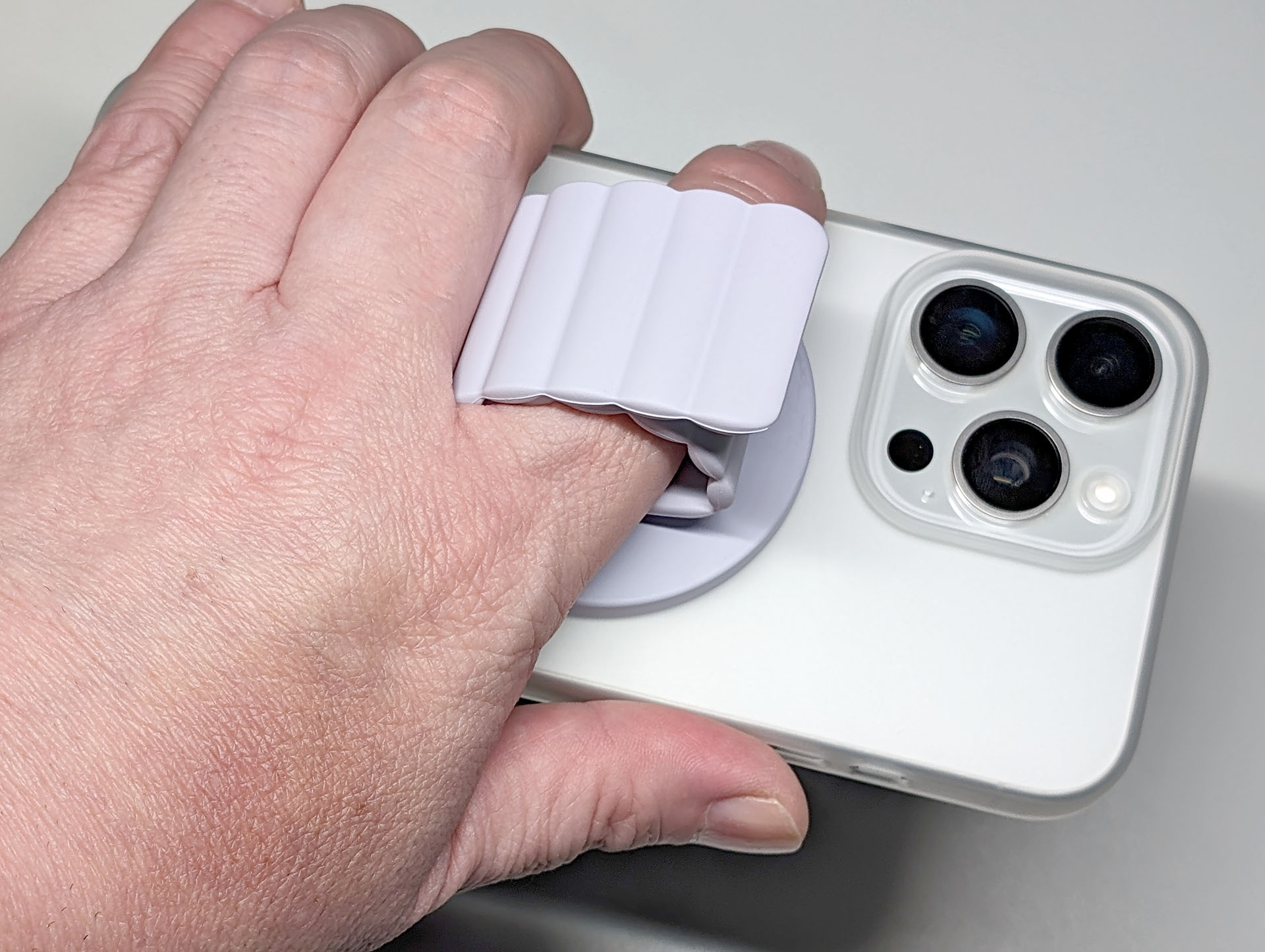 MagSafe対応iPhoneなどに吸着し、指を通せるグリップとして使える。