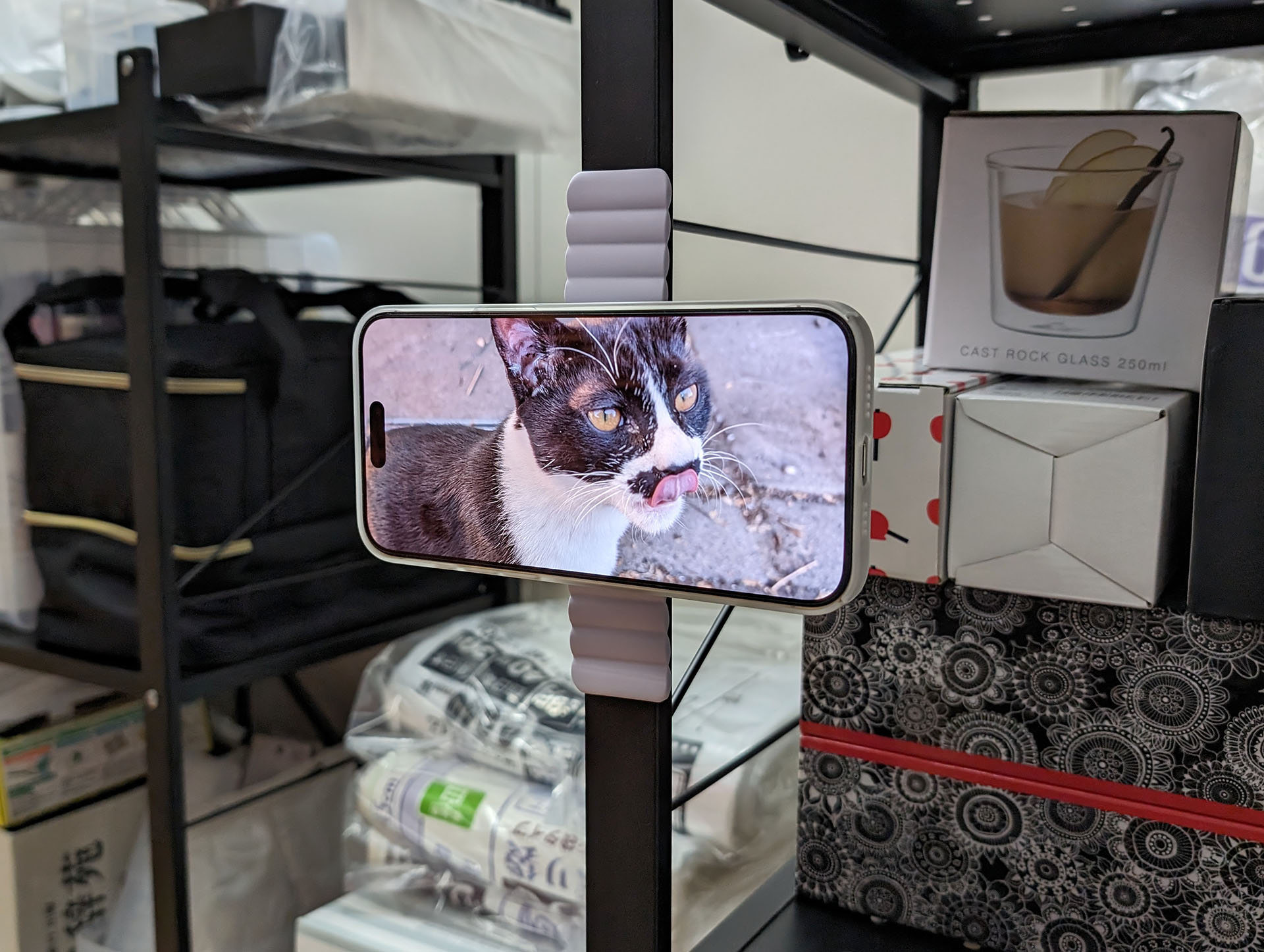 バンドに内蔵されたマグネットにより、磁性のある金属面にスマートフォンを固定できる。