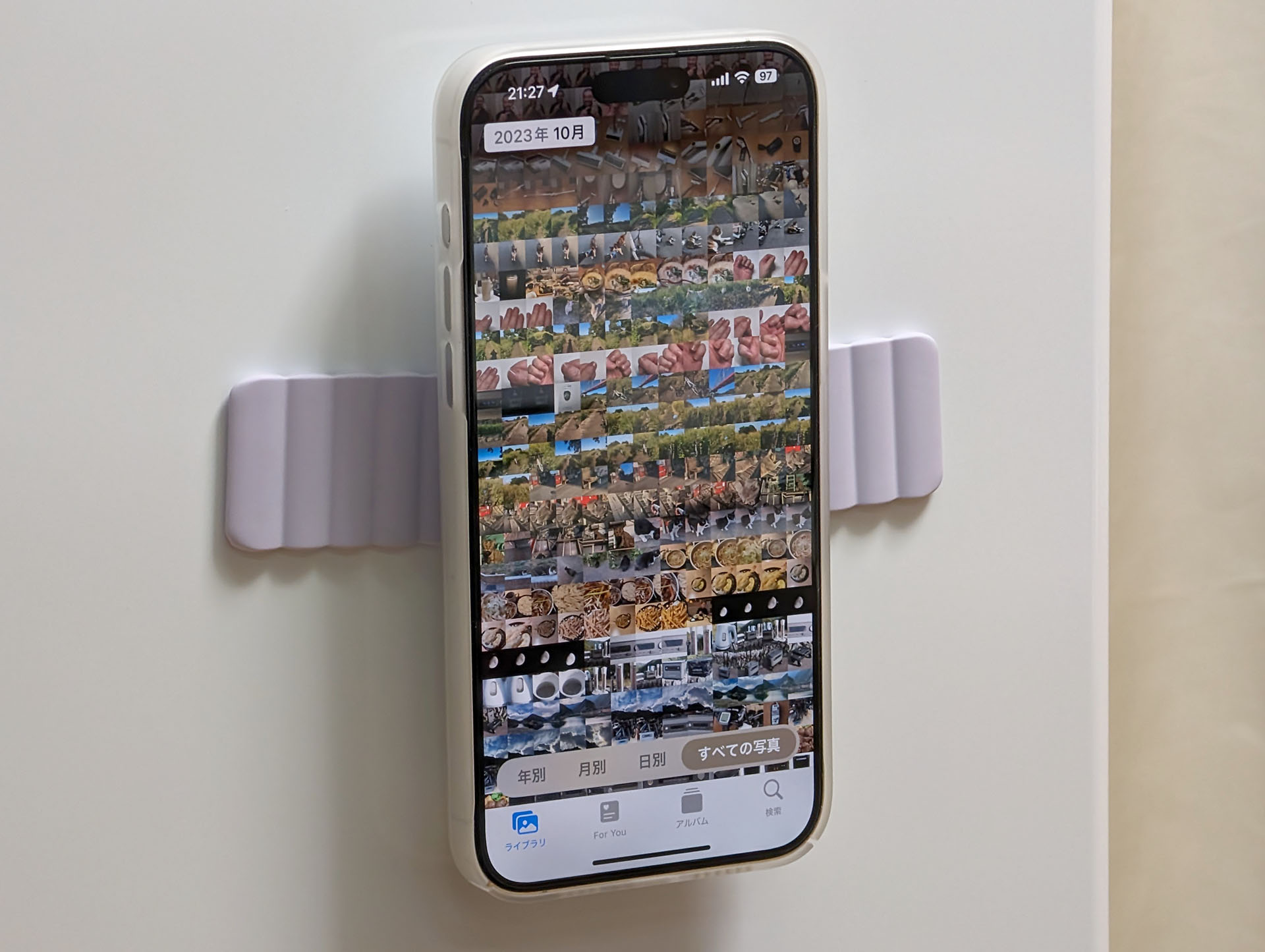 冷蔵庫なんかにもバッチリくっつく。バンド部はスマートフォンを支えるに十分な磁力がある。