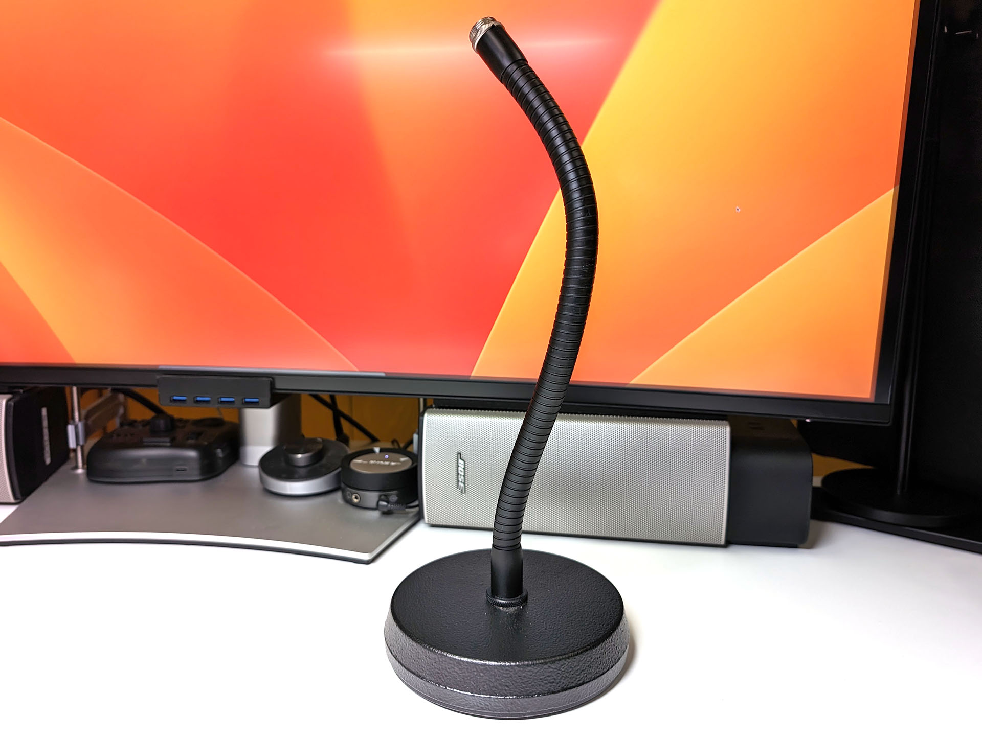 これはマイクスタンド。棒状の部分はフレキシブルなアームで、通称「グースネック」。グースネックの先端にマイクホルダーを装着して使う。