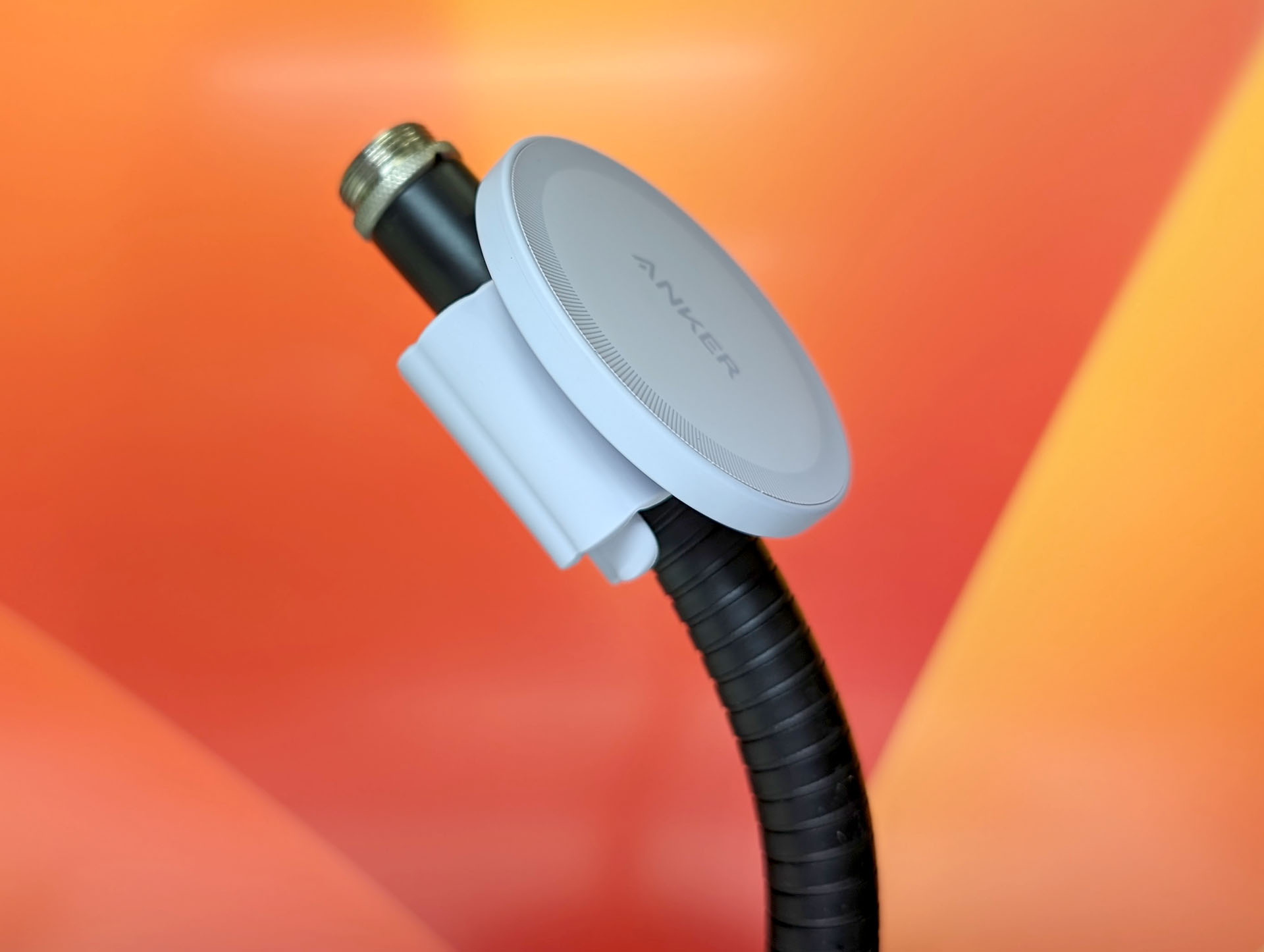 このグースネックは磁性のある金属なのでAnker 620 MagGo Phone Gripのバンド部分のマグネットと好相性。