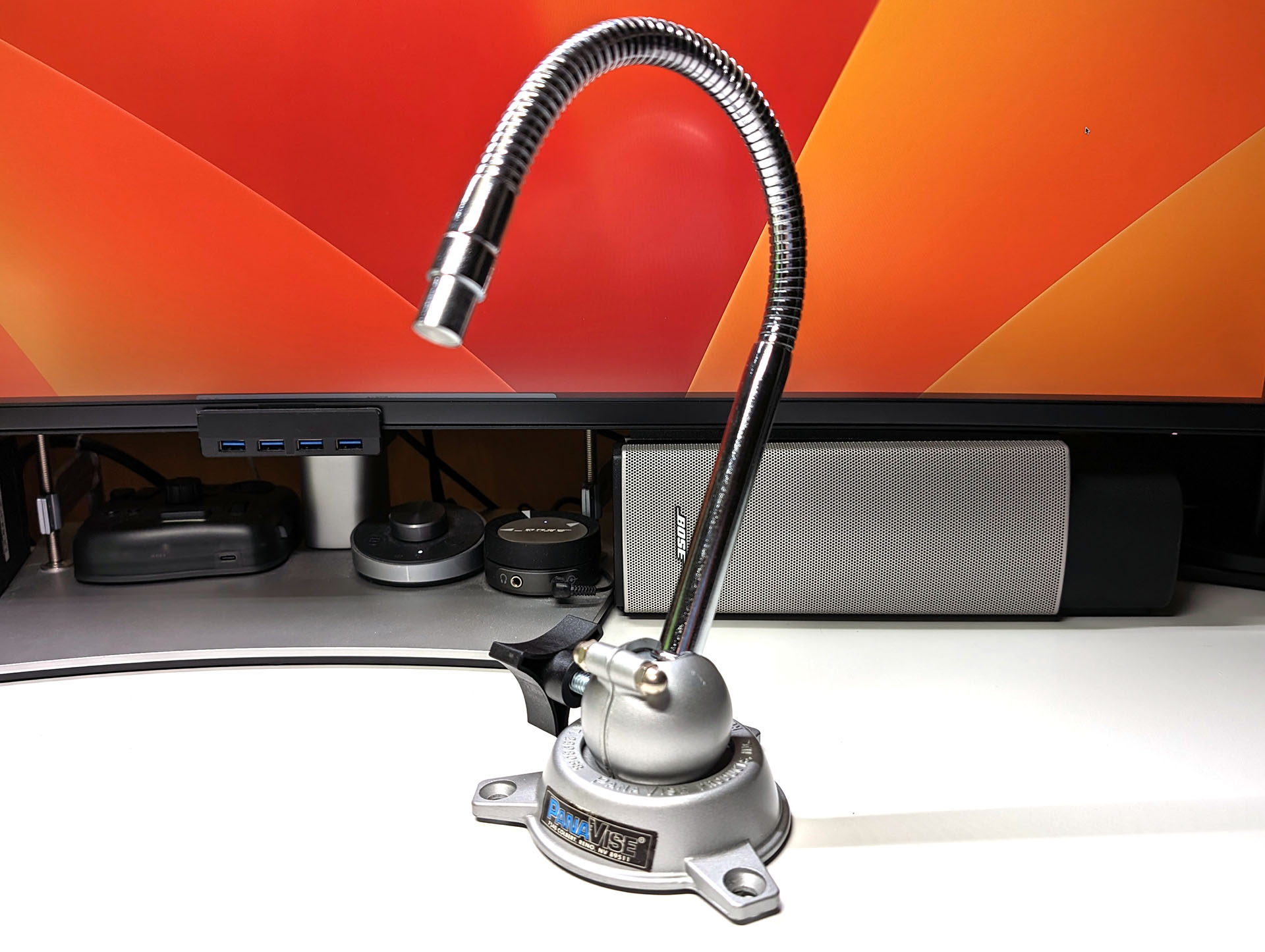 こちらはヘルピングハンズの一種<a href="https://k-tai.watch.impress.co.jp/docs/column/stapa/296117.html" class="strong b">「パナバイス」</a>。台座に対していろいろなツールを取り付けられるが、これはルーペ用のグースネックを装着している状態。