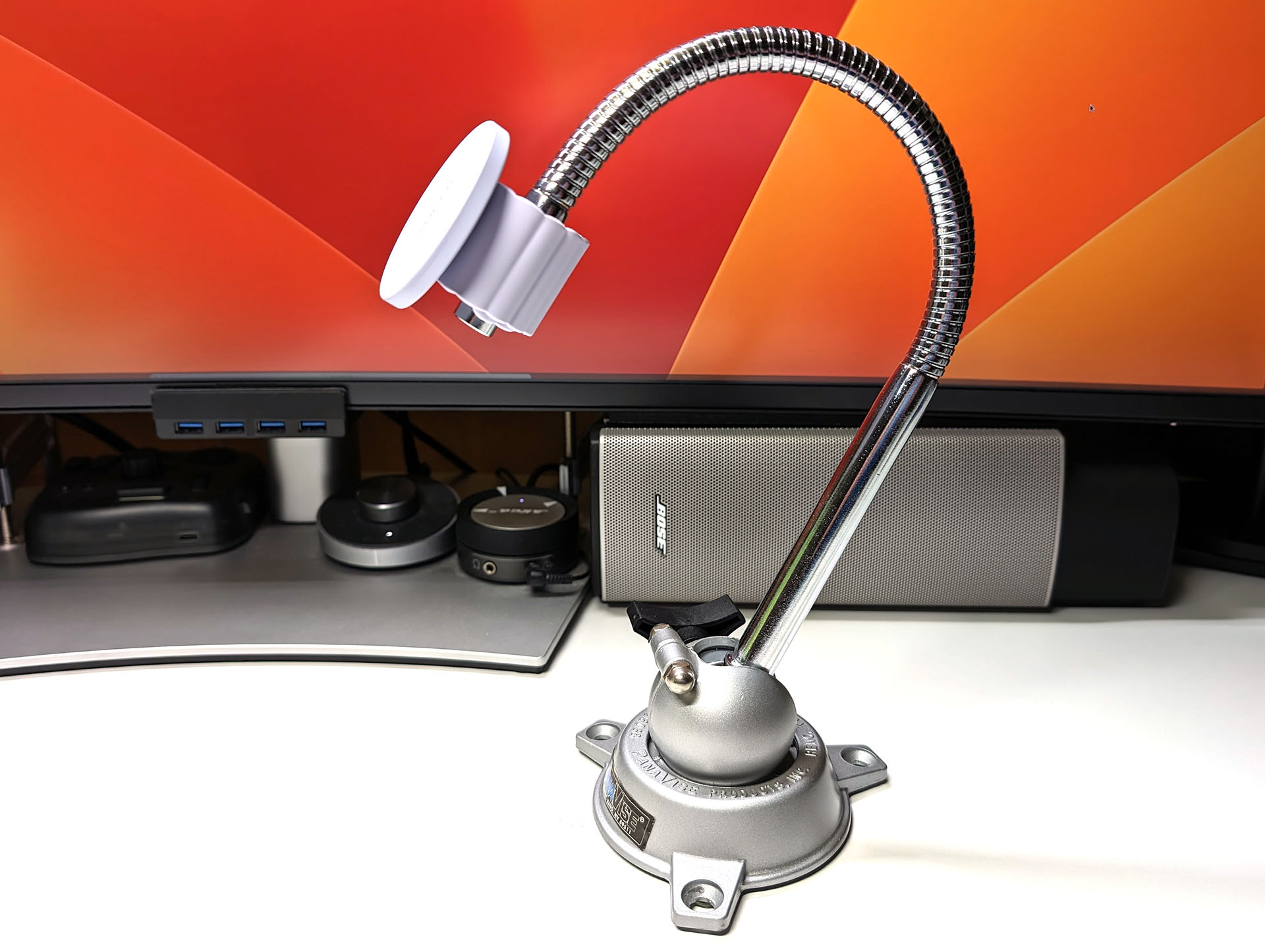 このグースネックもAnker 620 MagGo Phone Gripのバンド部分のマグネットと好相性。