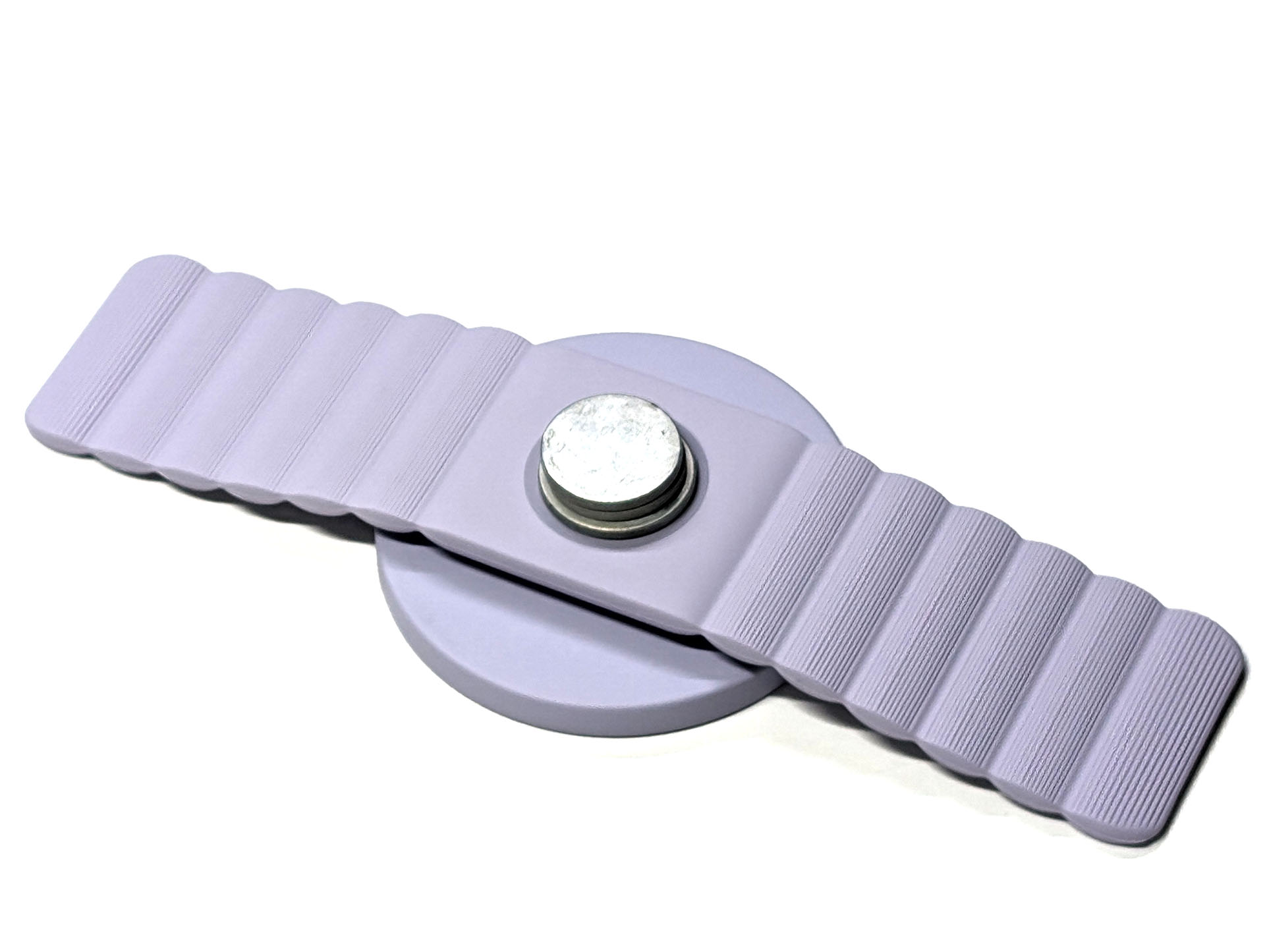 なお、グースネックなど細めの金属棒にAnker 620 MagGo Phone Gripを吸着させて使う場合、対象によっては良好に吸着しないことがある（滑ったりする）。その場合、Anker 620 MagGo Phone Gripバンド部中央に薄い磁石を追加すると安定する。写真は薄いネオジムマグネット×3枚を吸着させている様子。こんなふうにすると吸着対象が細くてもしっかり安定する。