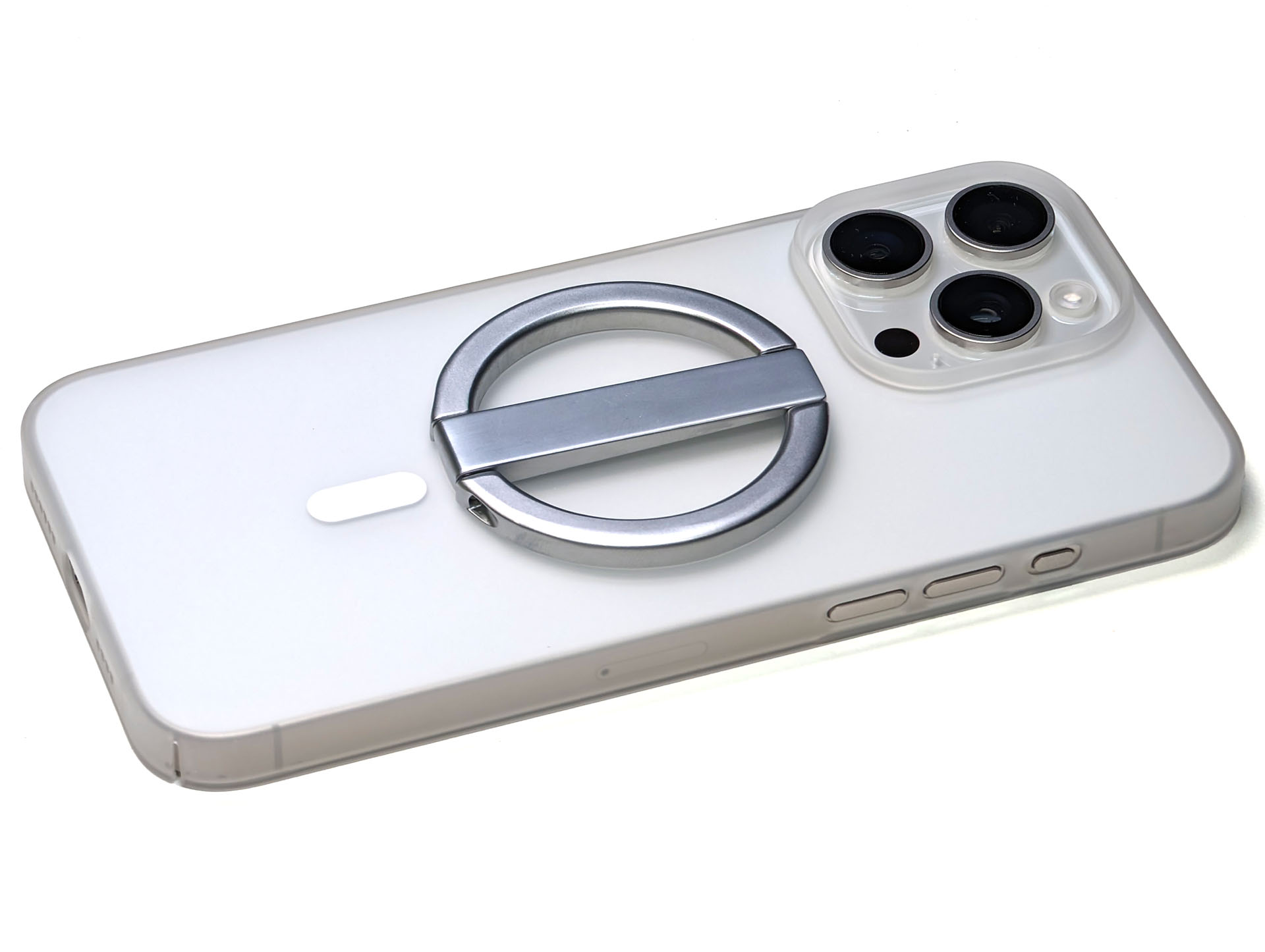 iPhone 15 Pro MaxにMagSafe吸着。