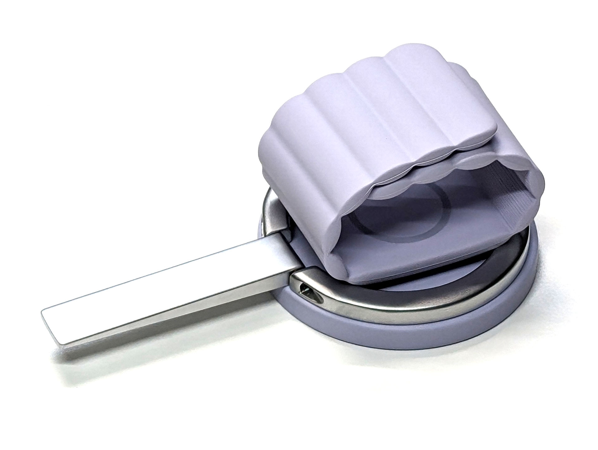 このスマートフォングリップが、なんとAnker 620 MagGo Phone Gripにシンデレラフィット！　双方の磁力でけっこう安定的に合体している。