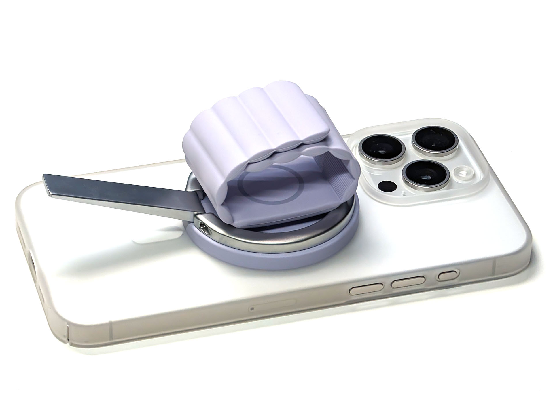 iPhone 15 Pro Maxに吸着させると……。