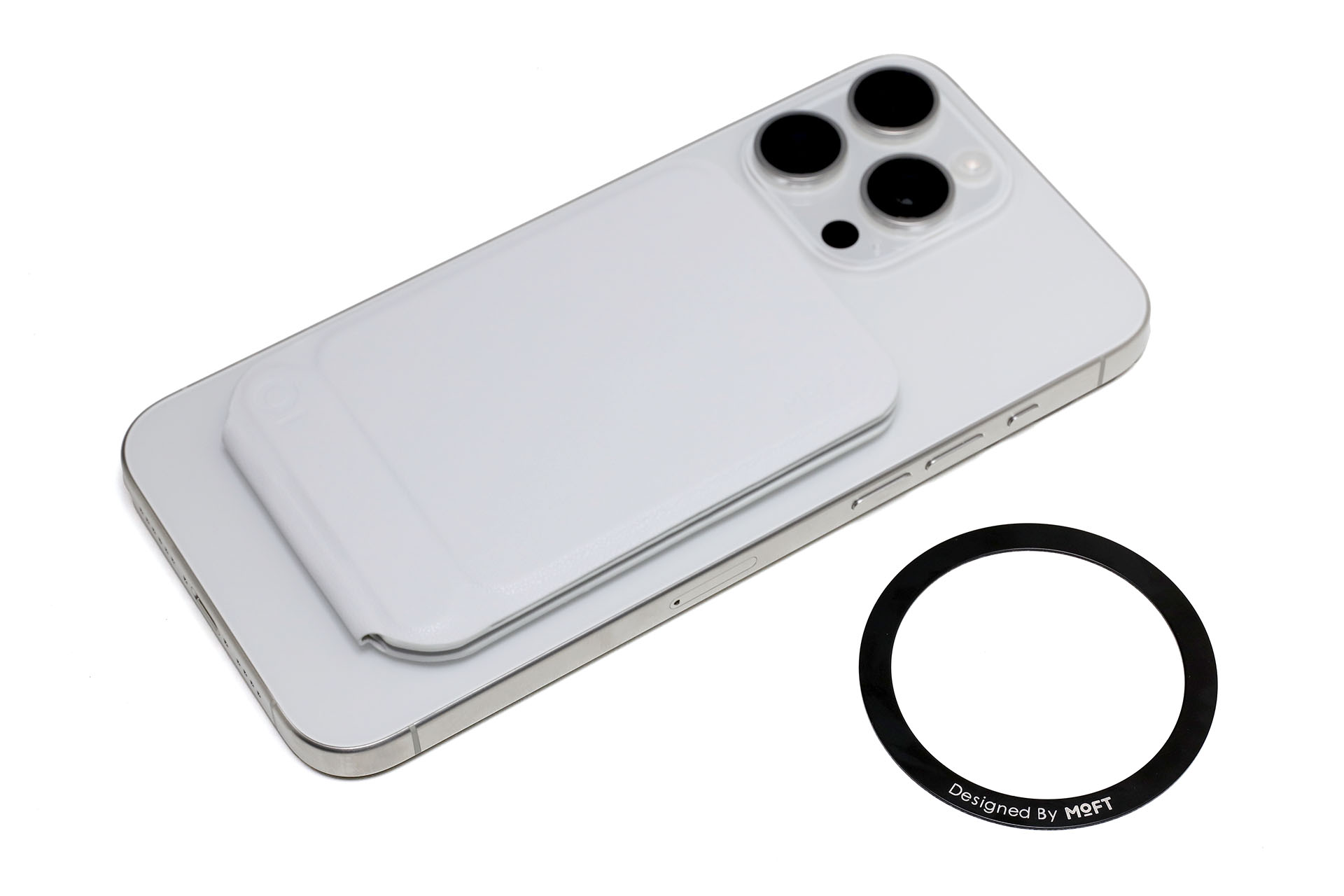 MagSafe対応端末や対応ケースにマグネット吸着させて使う。磁性金属リング付き。