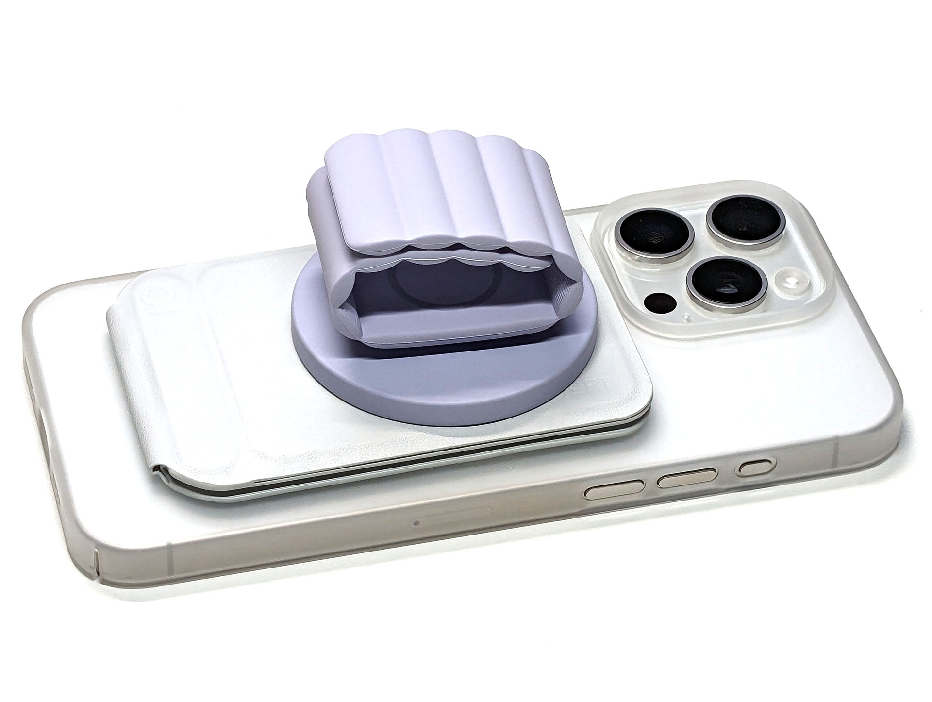 七変化スタンドの展開する脚部分にはAnker 620 MagGo Phone Gripがガッチリと吸着した。