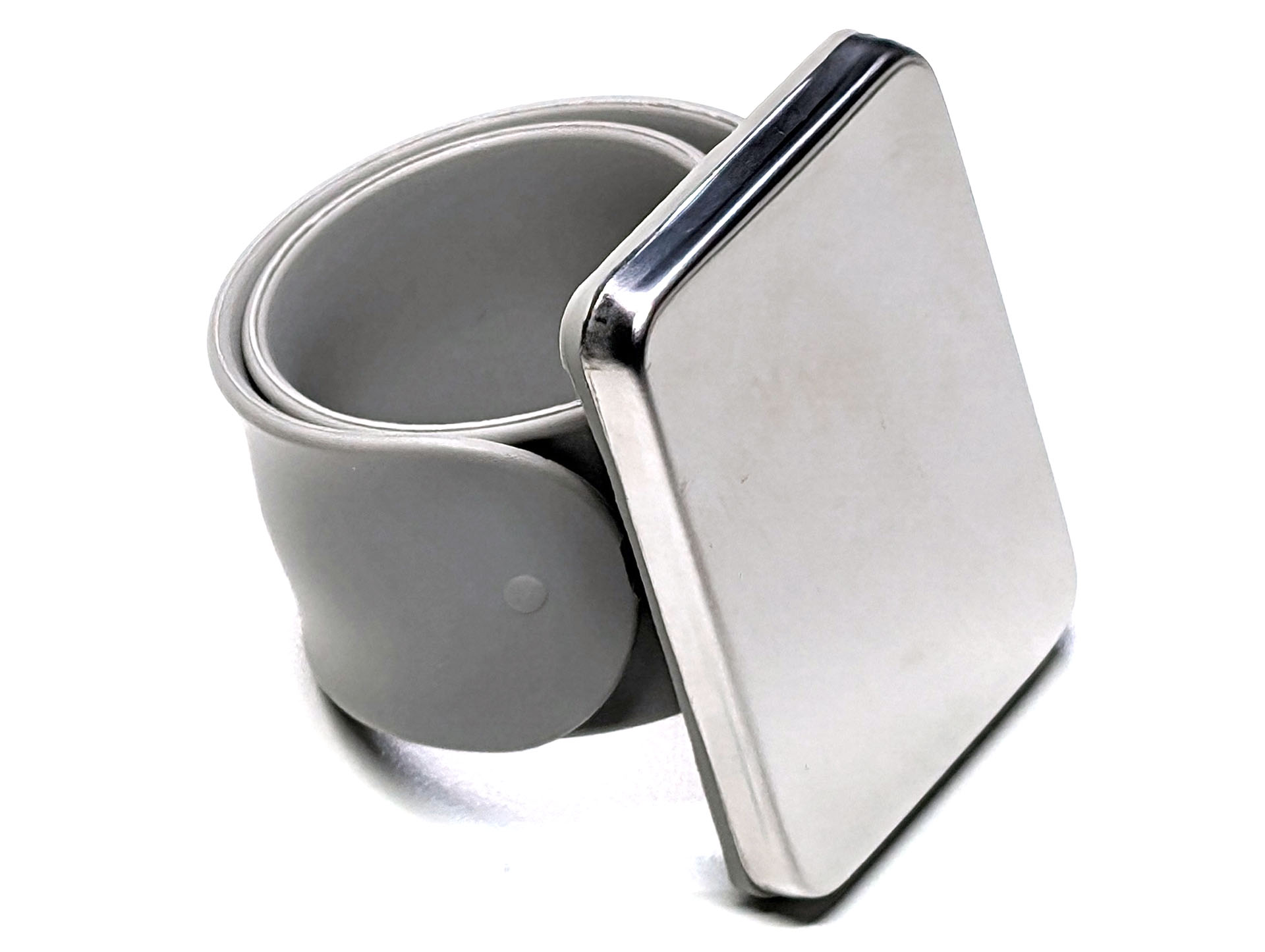 「磁気ピンクッション」などと呼ばれる道具で、手首にヘアピンや小さなネジを磁気吸着させておける。