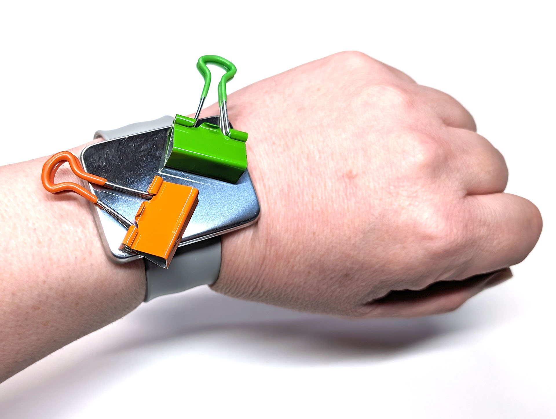 こんな感じで磁性のある小物を吸着しておける。左手で何かを押さえるなどしつつ、右手でネジやヘアピンを扱うようなときに役立つ。