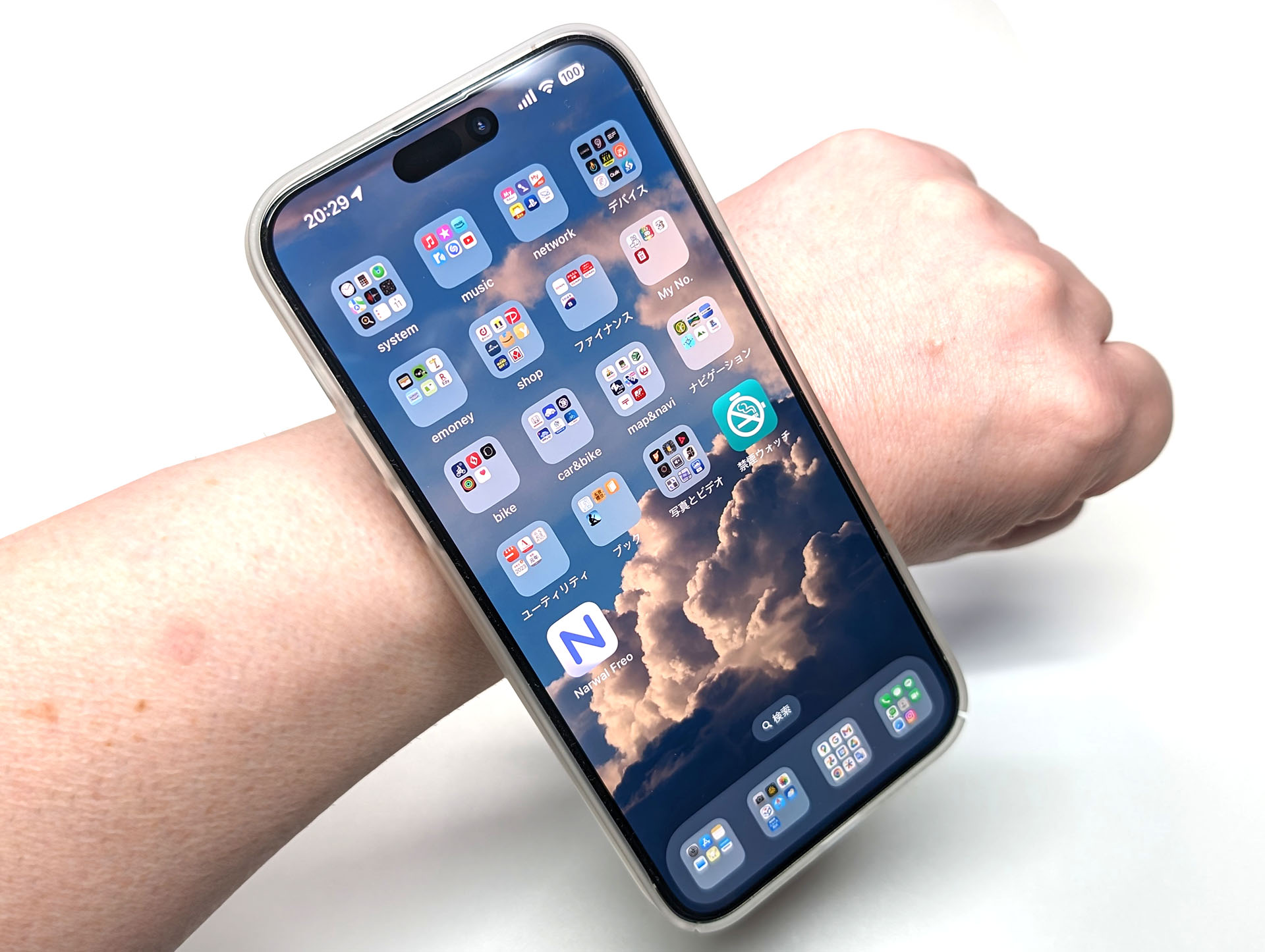 磁石なので、MagSafe対応端末なども一応くっつく。だが磁気ピンクッション側の磁力が弱く、端末を安定的に固定できない。