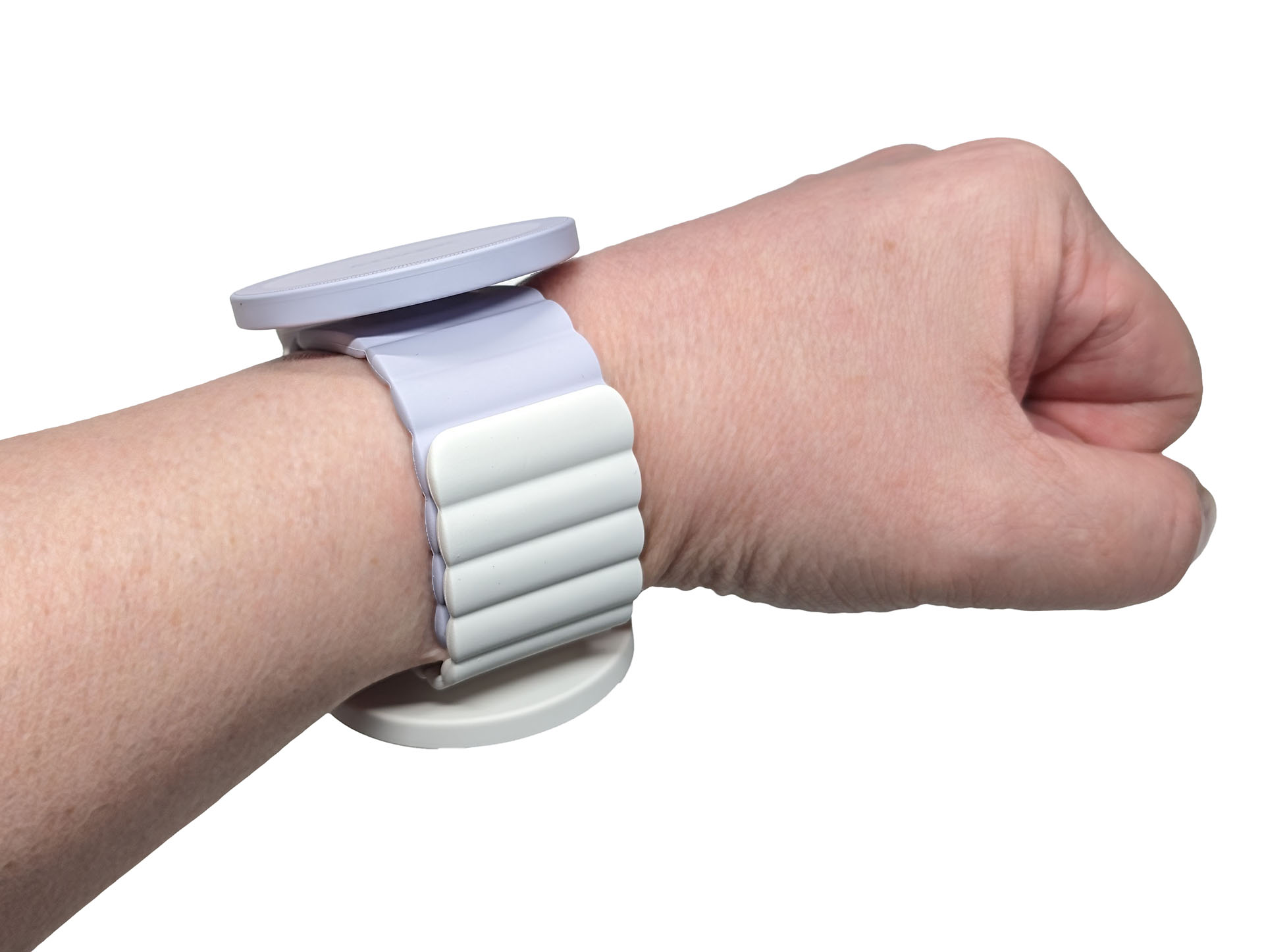 2個のAnker 620 MagGo Phone Gripを手首に巻くッ!!!　ガッチリ着いたゼ!!!