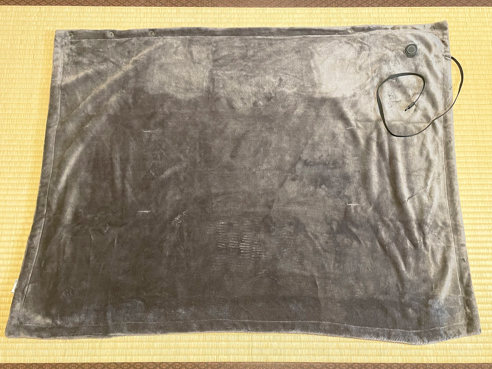 無印良品の「洗えるUSBブランケット」。ブランケットの端から伸びるUSBケーブルが特徴です。