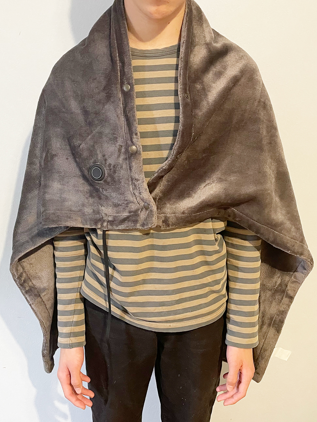 身長165cmほどの息子に羽織らせてみたところ。ちょうど背中をすっぽり覆えるサイズです。