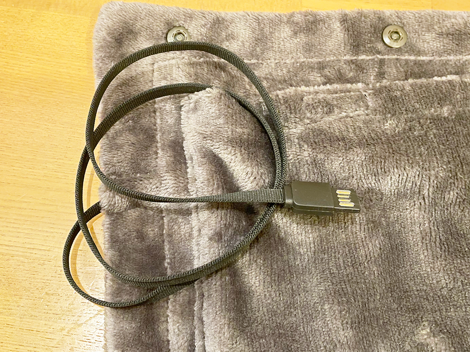 USBケーブルは布製で、端子もどちらから差し込んでも良い仕様。