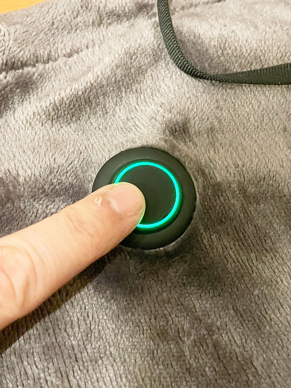 スイッチを押し込むとモードが切り替わり、3段階に暖かさを調整できます。