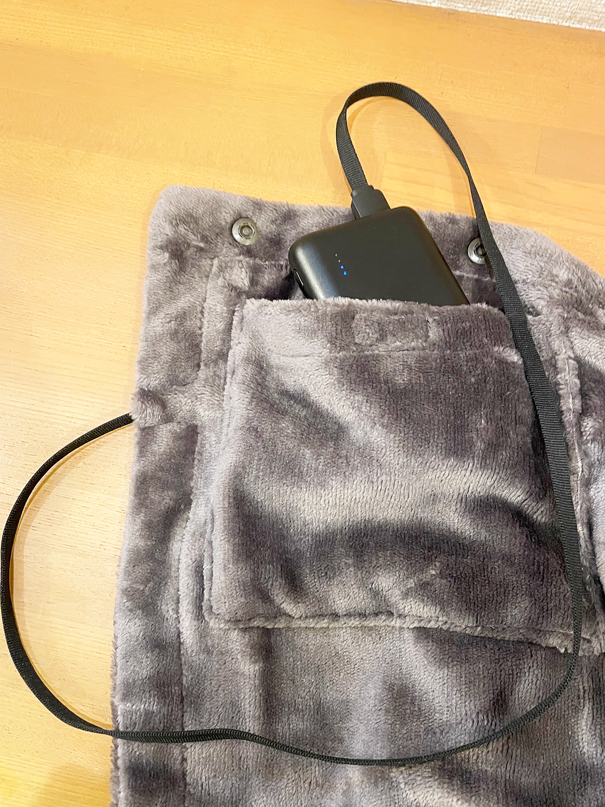 ブランケットの内側にはポケットもあるので、モバイルバッテリーを入れれば外でも使用できます。