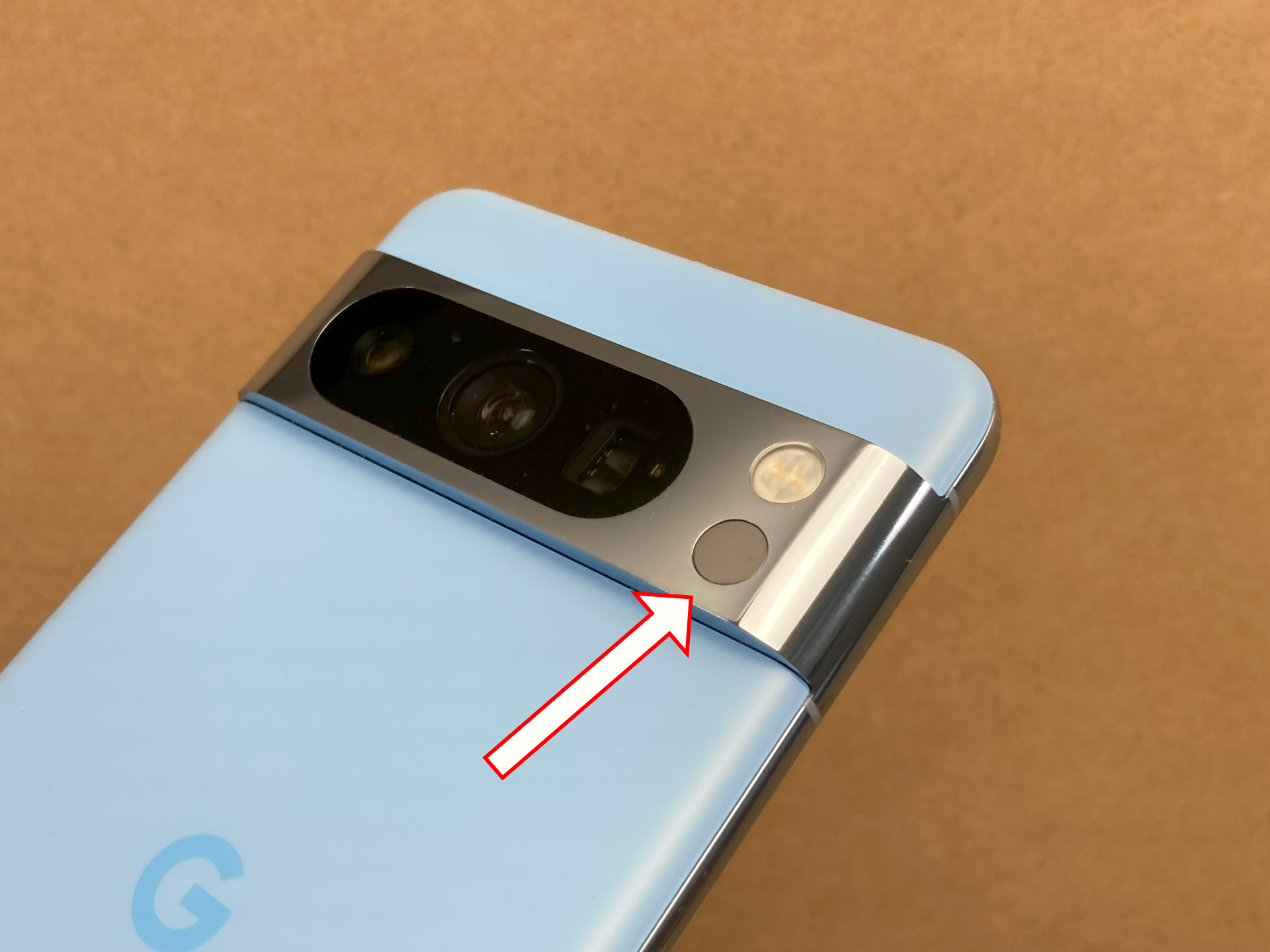 Pixel 8 Pro背面のライトの下、矢印の先にあるのが温度センサー