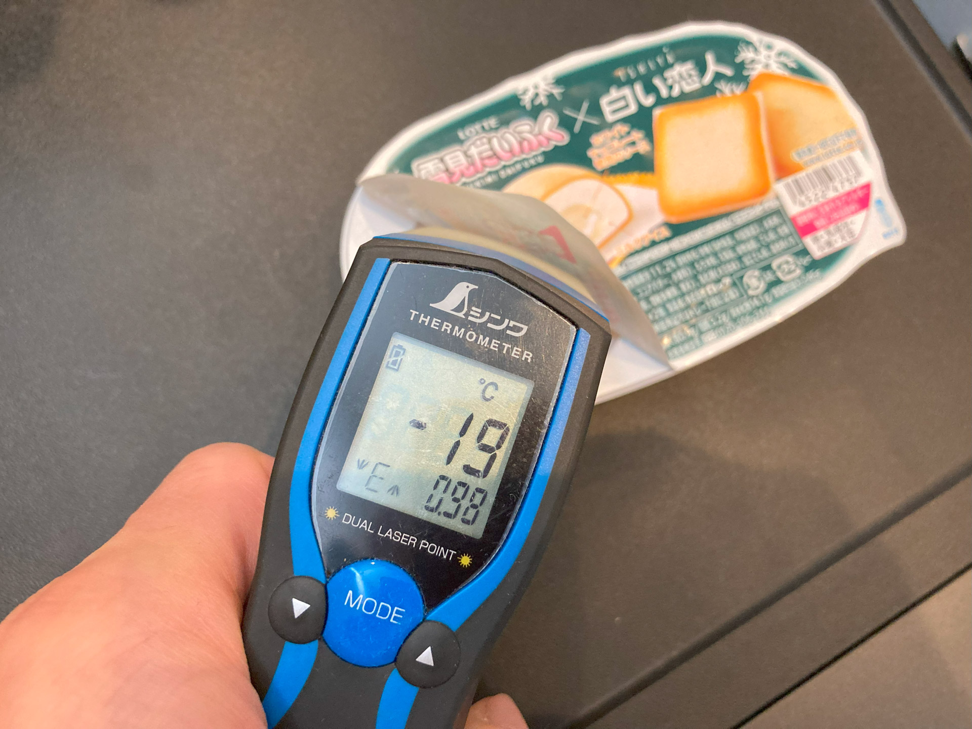 放射温度計では「マイナス19℃」。冷凍庫から取り出した後はぐんぐん温度が上がっていくので、この温度差は仕方がない。やはりアイスはさっさと食べるに限る