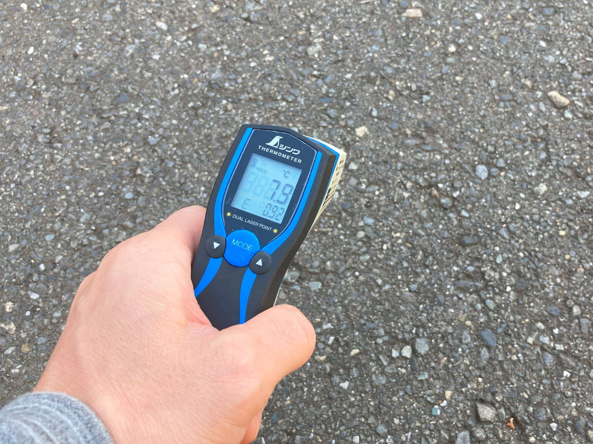放射温度計は「7.9℃」を示した。放射率0.92（石）で測定したため差が大きくなったのかも