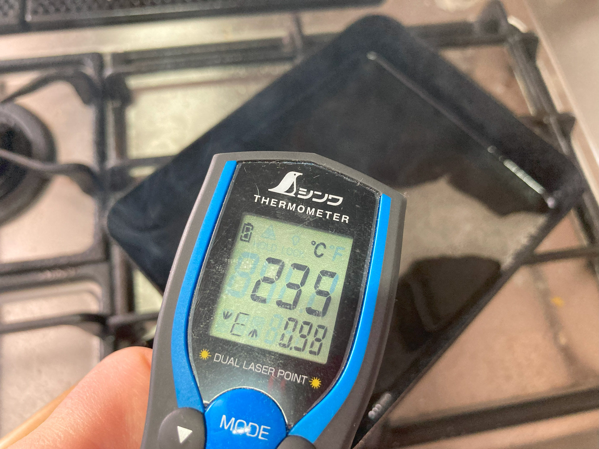放射温度計では「235℃」に。コンロの設定で180℃にしたはずだが……。これから揚げ物を作る時はコンロの温度設定はアテにしないことにする