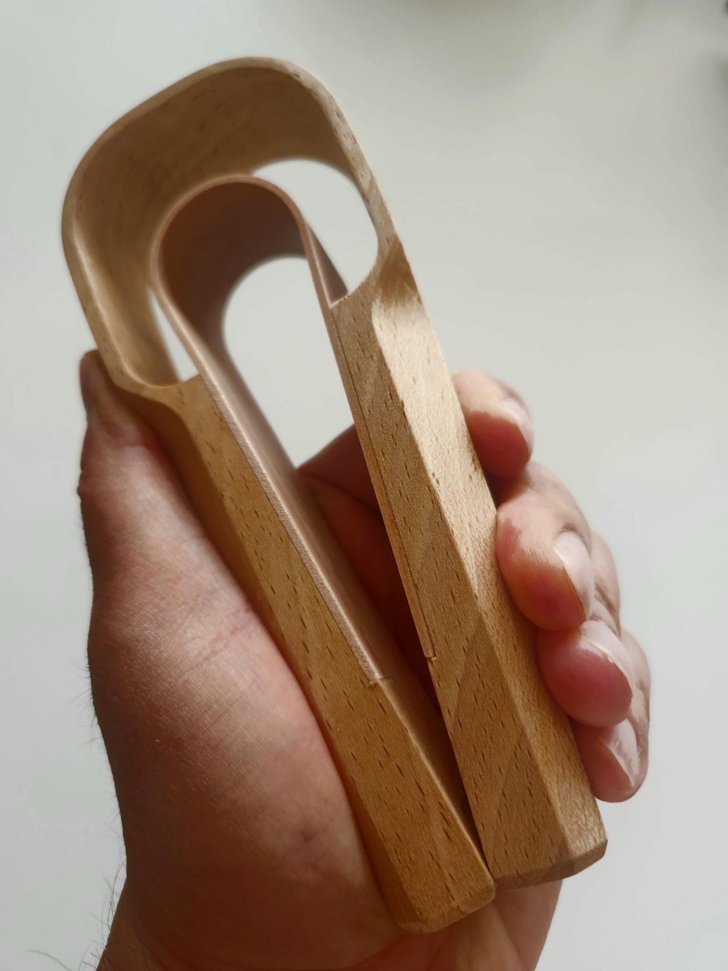 5kgの負荷だが繰り返し続けられる効能は大きい。無音の木製グリップはシュールだ。強く握るとブナの木同士が衝突して”トン”という楽しいサウンドが響く