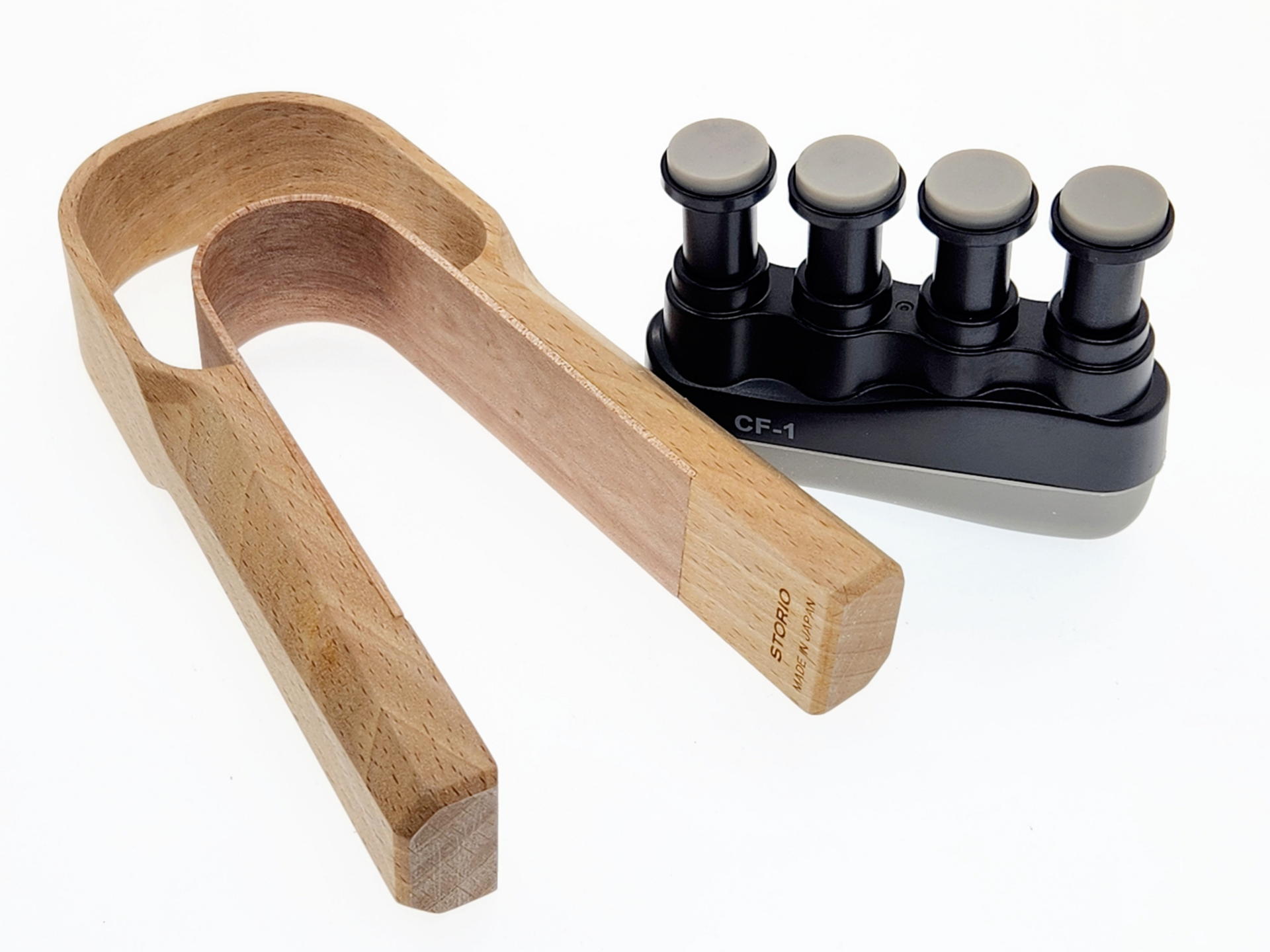 指先を鍛えるために併用しているツール（右側）だが出番は少ない