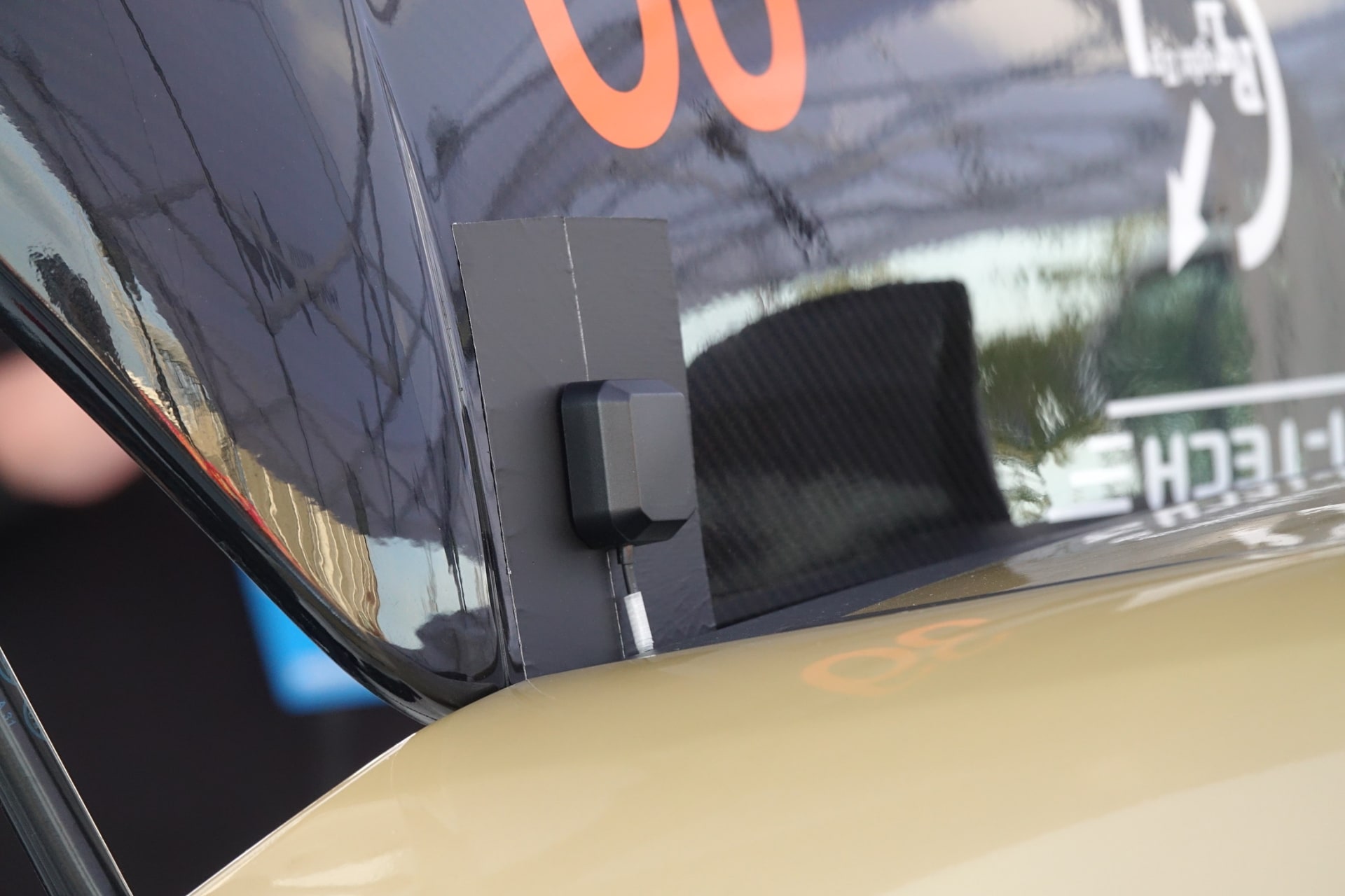 車両に取り付けられるデバイス。リアスポイラー上部に固定されている