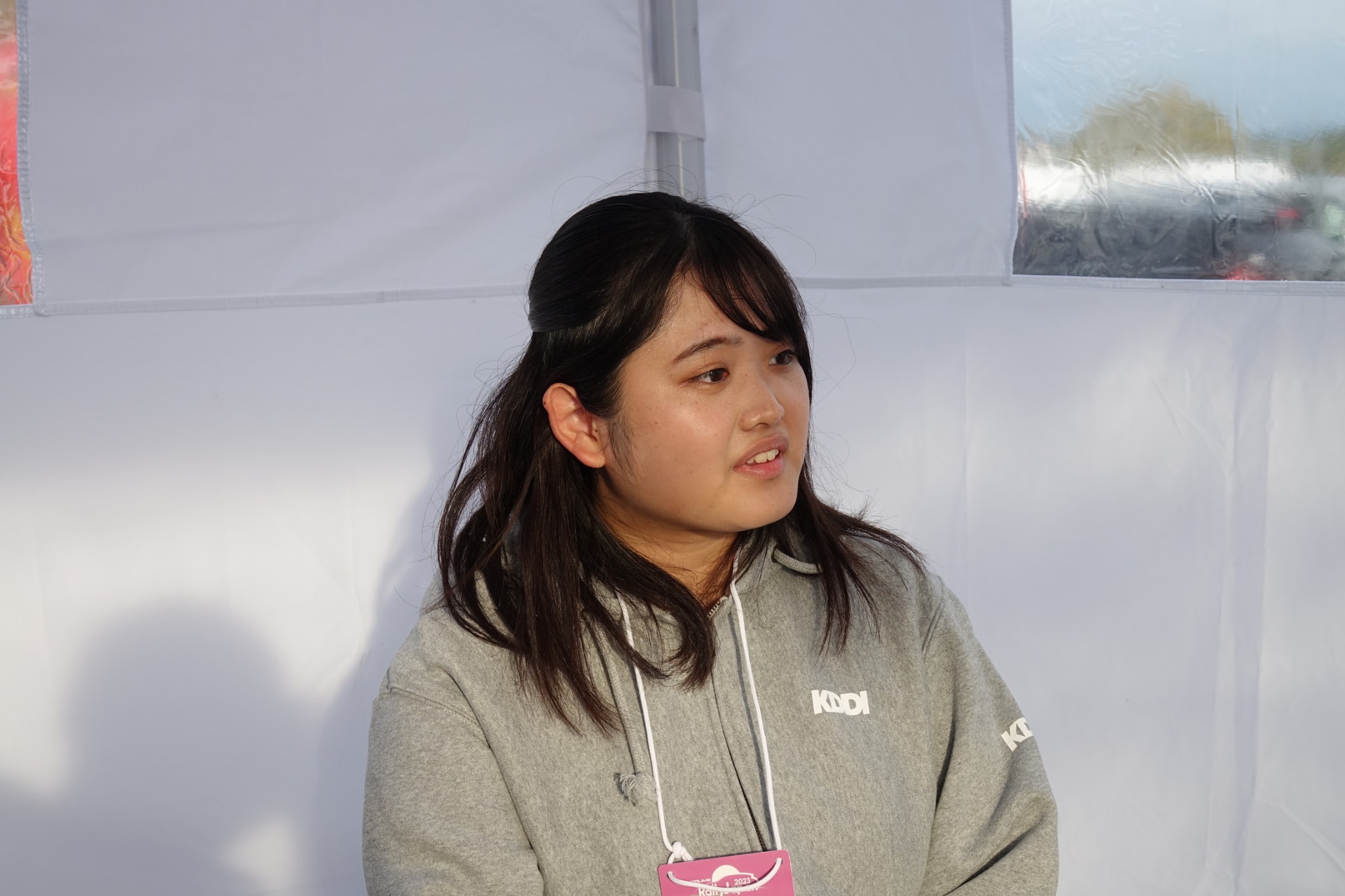 左＝Wellpine Motorsport 松井氏。中央＝同 梅本選手。右＝KDDI 山田氏