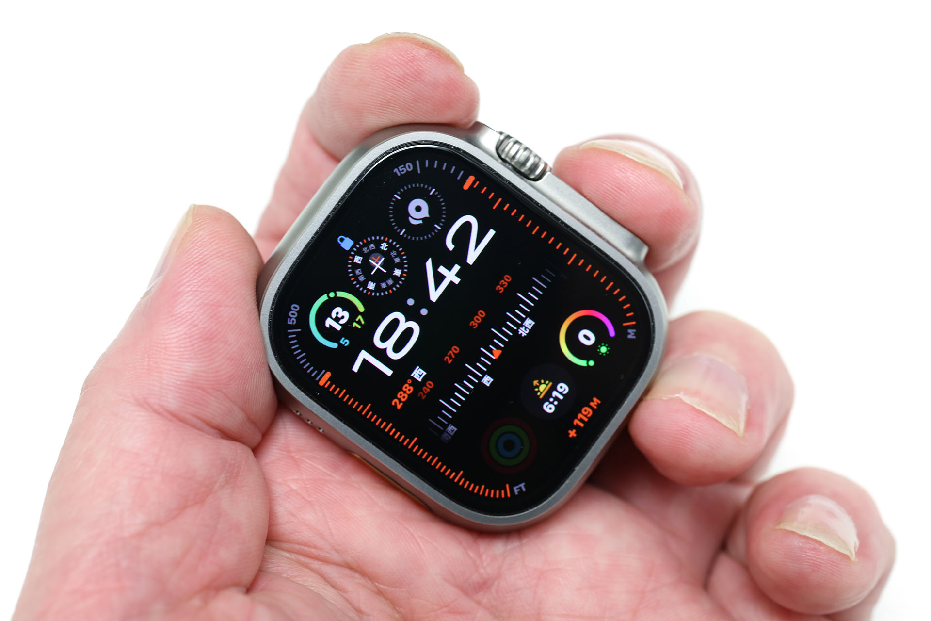 Apple Watch Ultra 2は、ほかのApple Watchシリーズと比べると「タフさ」「ハードさ」を感じさせる大きさ・厚さ・デザインだ。