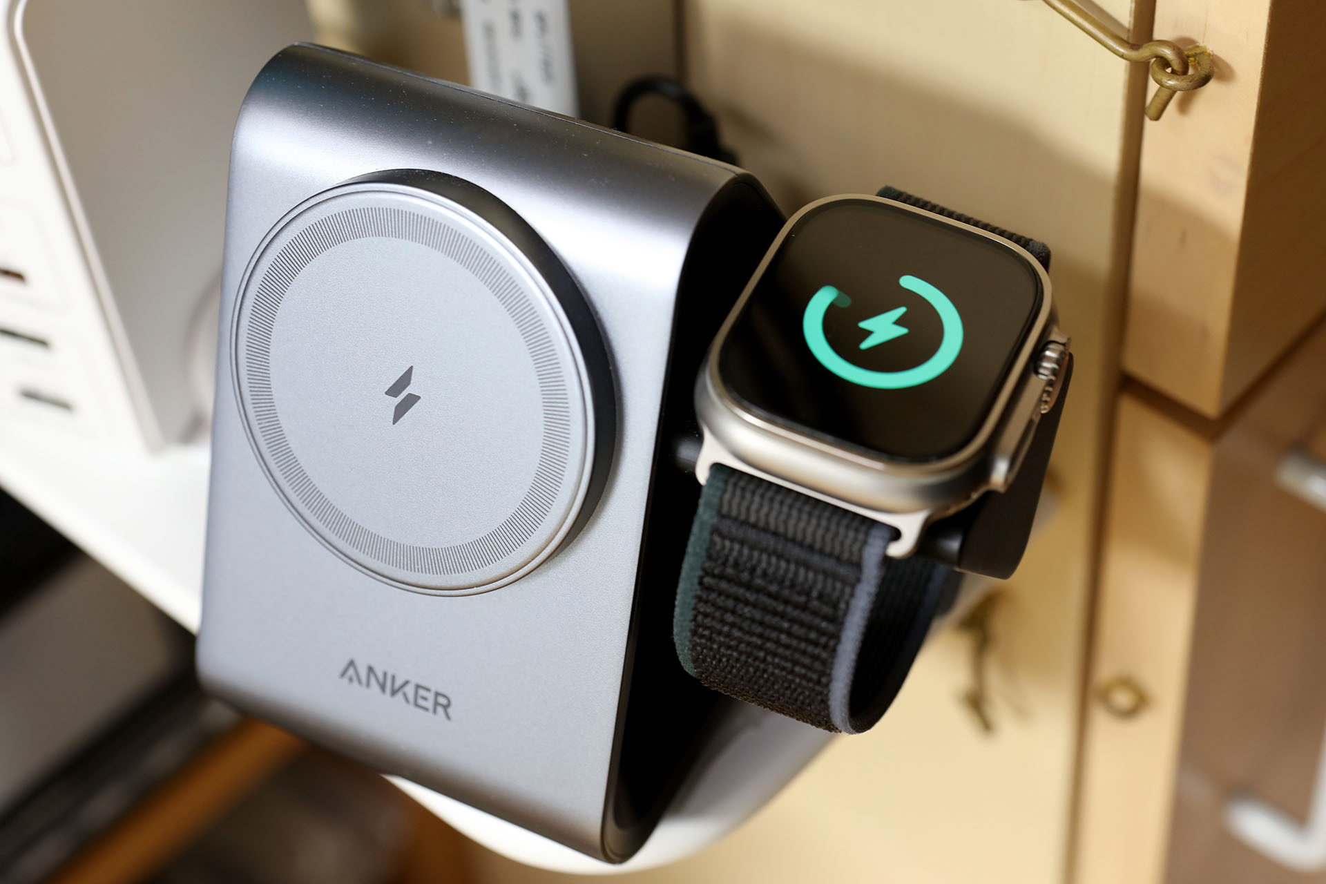 初代Apple Watch Ultraや最新のApple Watch Ultra 2は、2日くらいはバッテリーが保つので「毎日必ず充電」という感じではなくなった。このバッテリー持続時間だと、鬱憤が少なく扱いもラクだ。