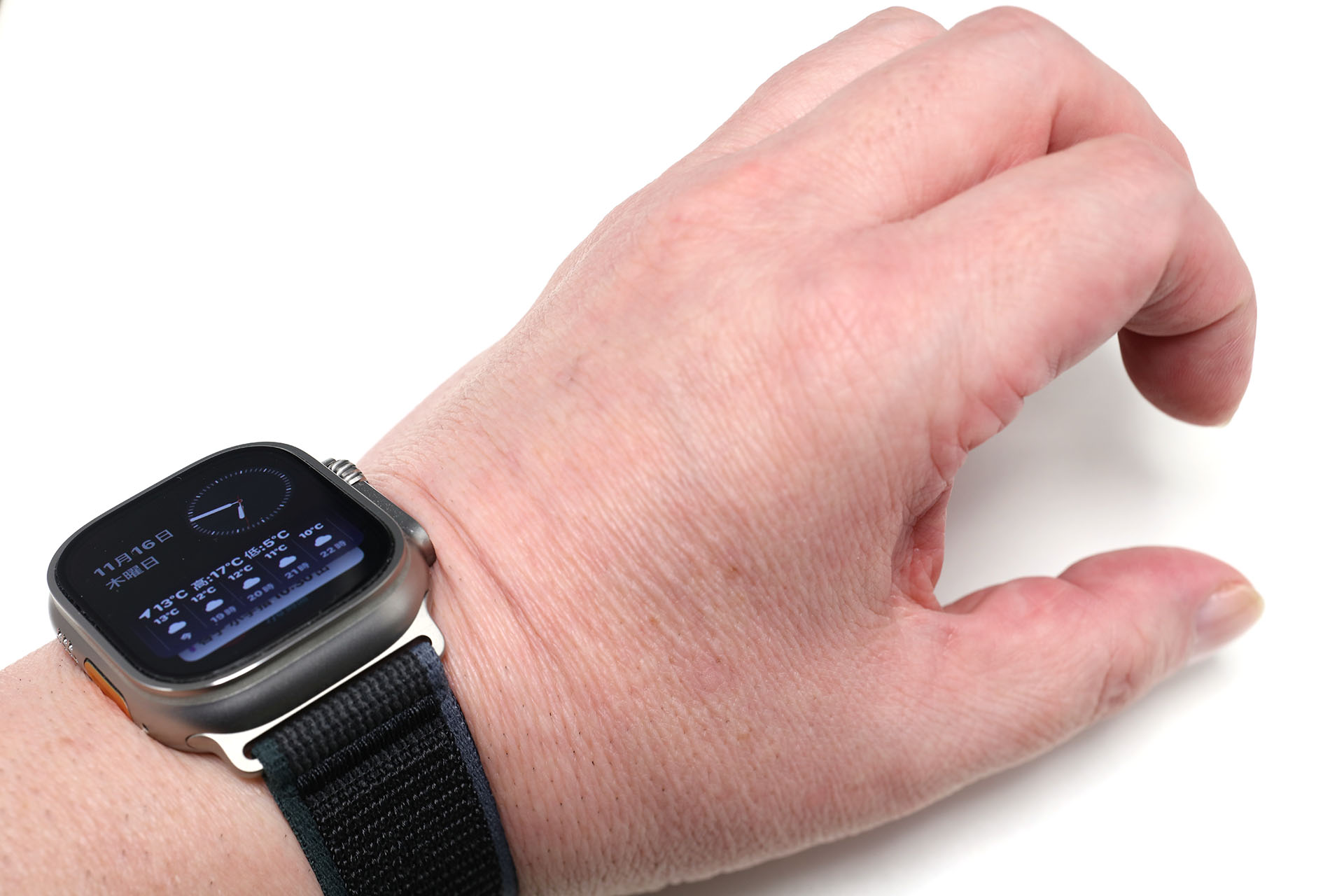 人差し指と親指を「トントン」と2回連続でつまむように叩き合わせるとダブルタップ機能が発動し、状況に合わせたさまざまな操作に結び付く。