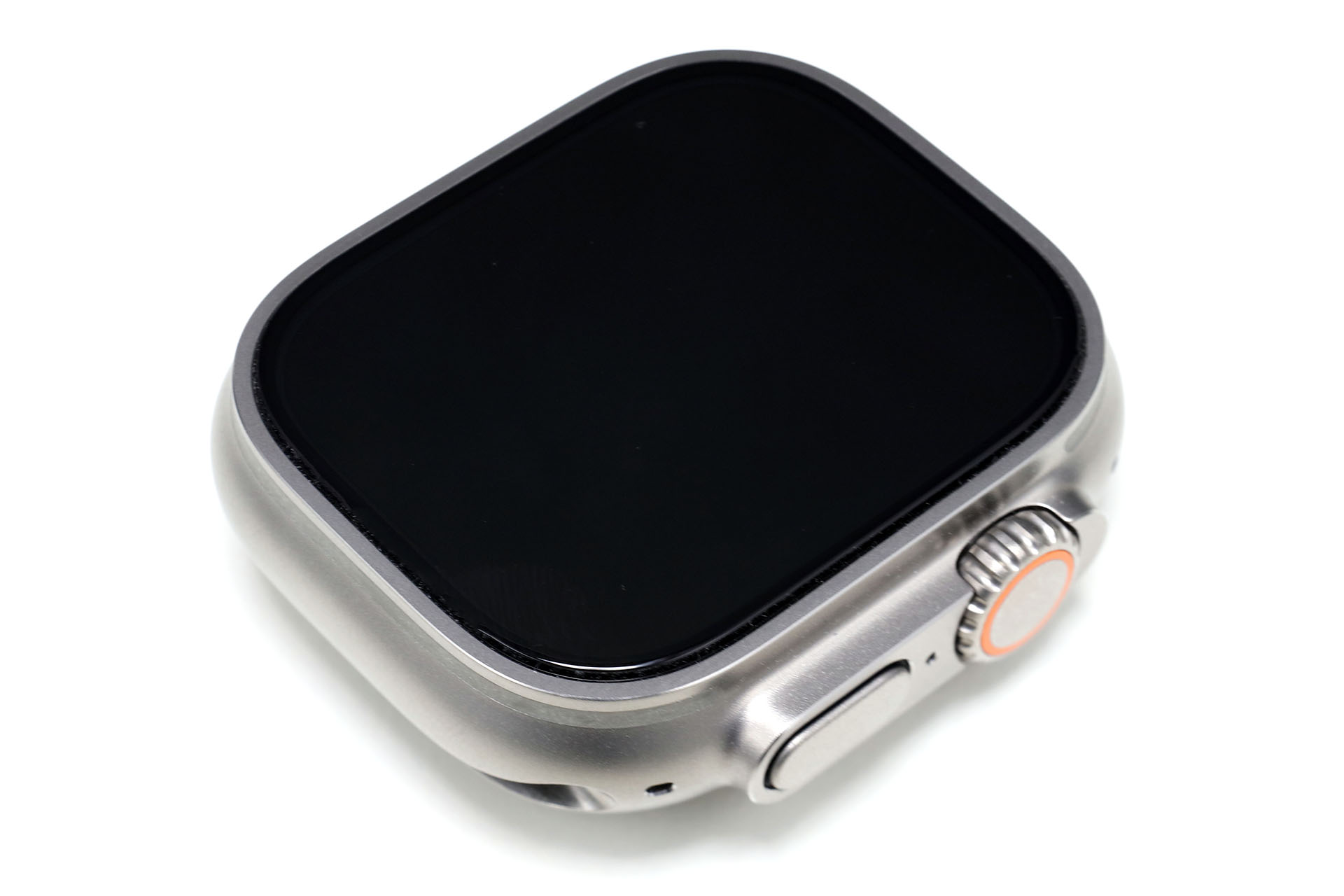 Apple Watch UltraとApple Watch Ultra 2は、画面周囲がチタン製ケースに覆われている。画面も曲面でなく平ら。これら形状はアウトドアアクティビティに好適だと感じられる。