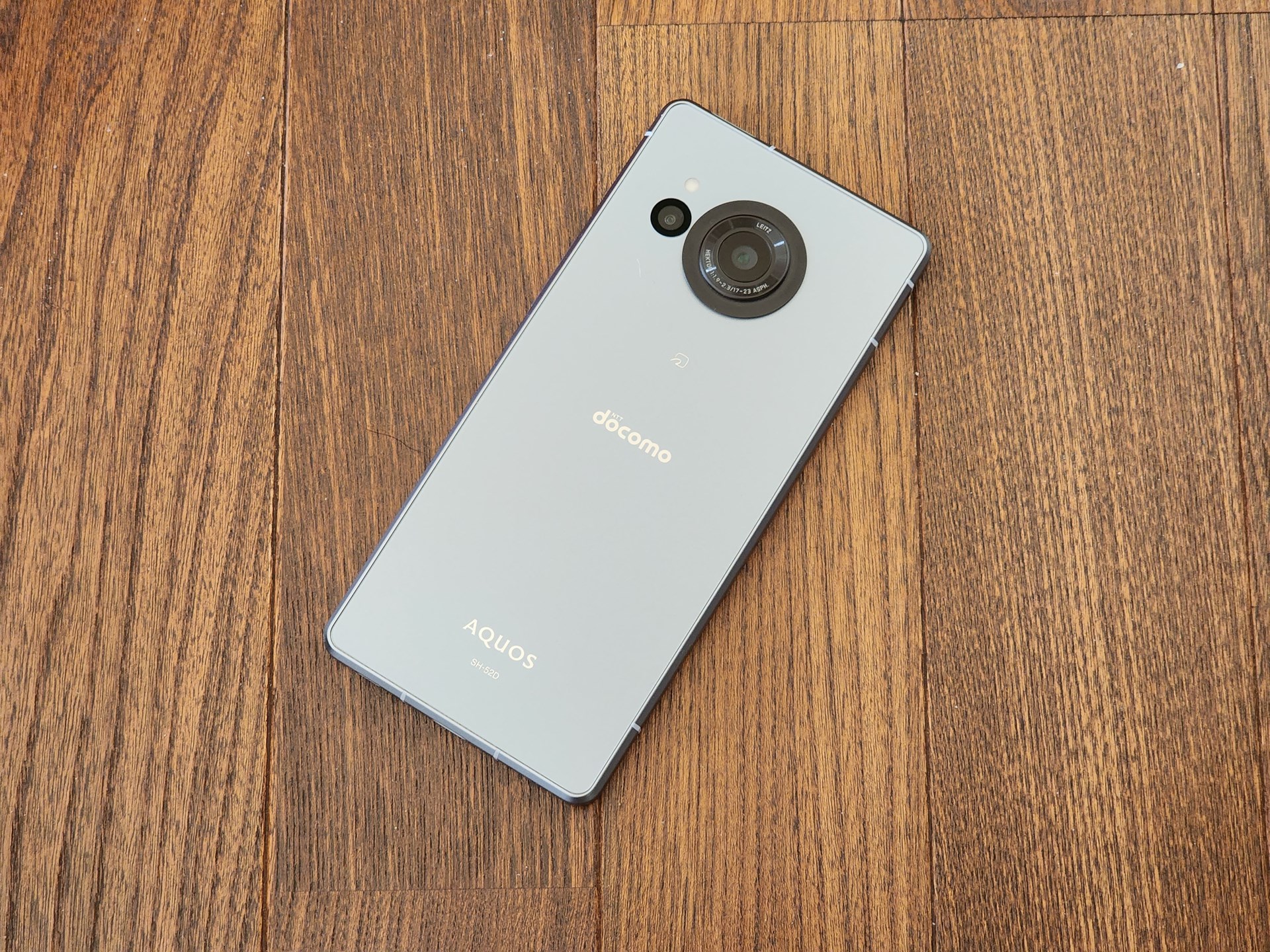 使い放題プランのドコモのSIMを入れているので、1番よく使っているAQUOS R8。