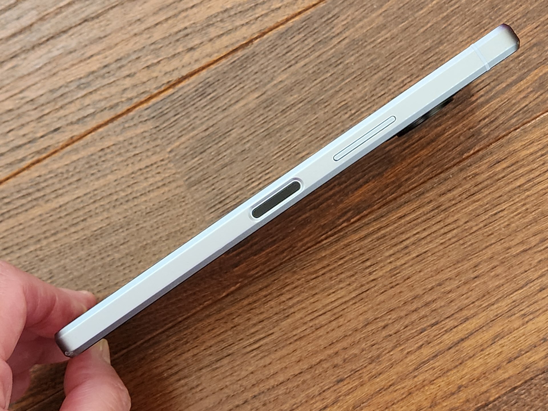 電源ボタンと一体になった指紋センサー。ごく普通の位置だと思うんですが、指が当たりすぎて気になります。