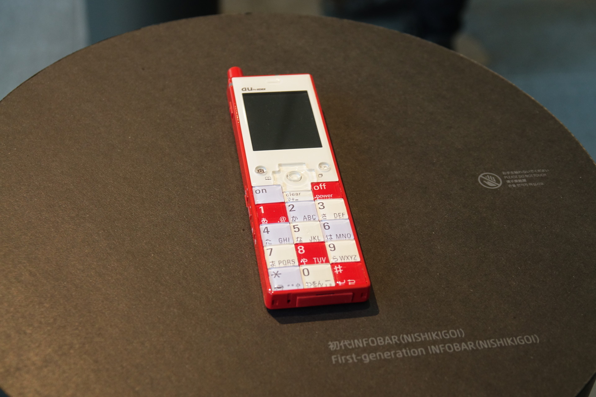 本物のINFOBARとApple Watchケース。遠目では見分けがつかないほど精巧