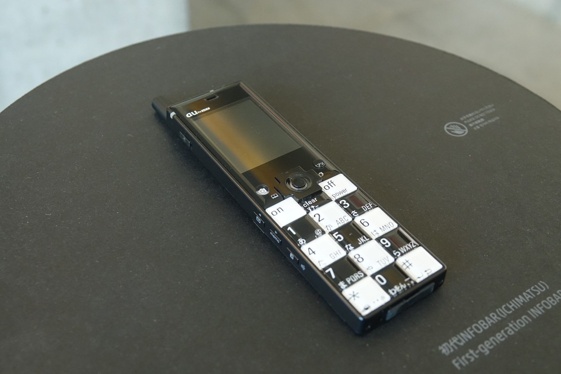 au Design project1号機の初代「INFOBAR」