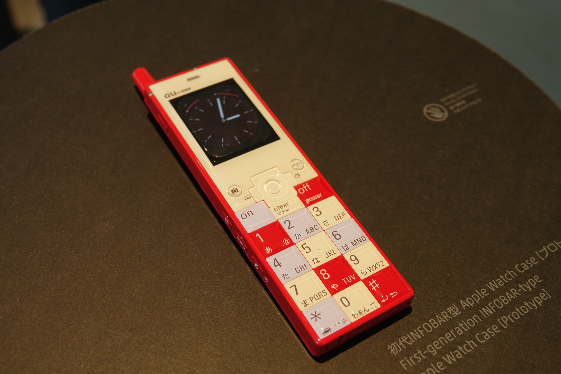 本物のINFOBARとApple Watchケース。遠目では見分けがつかないほど精巧