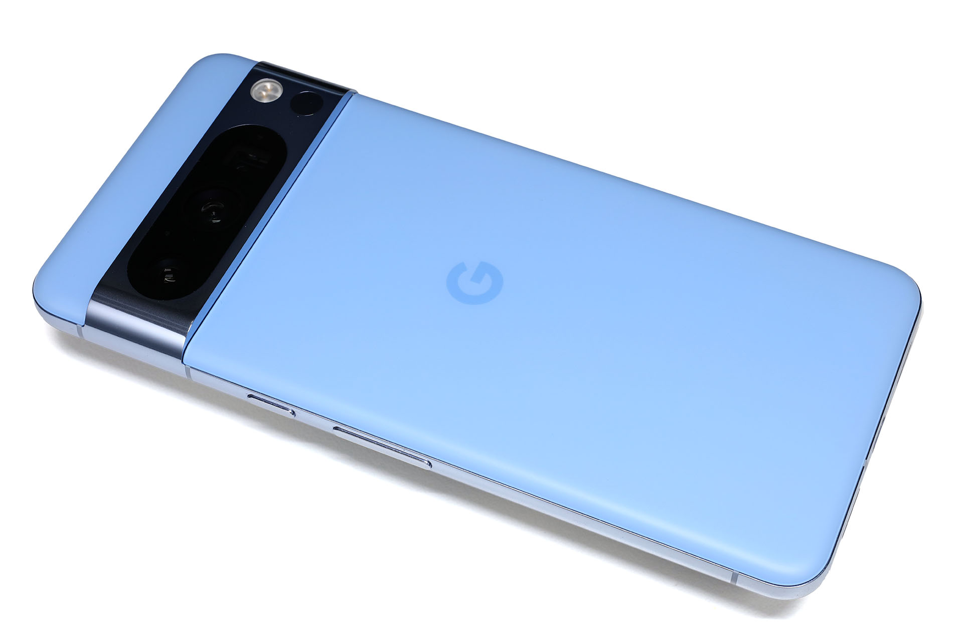 「Google Pixel 8 Pro」は3色展開だが、キャンディカラーっぽい色「Bay」を買った。とてもイイ色で満足。