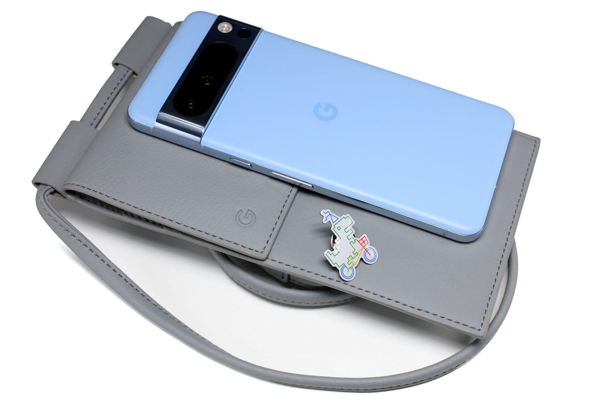 ピンバッジも送られてきた。「Google Pixel 8 Pro」がちょうどよく入るポーチも。ポーチはGoogleロゴ入りの布袋に入っていた。