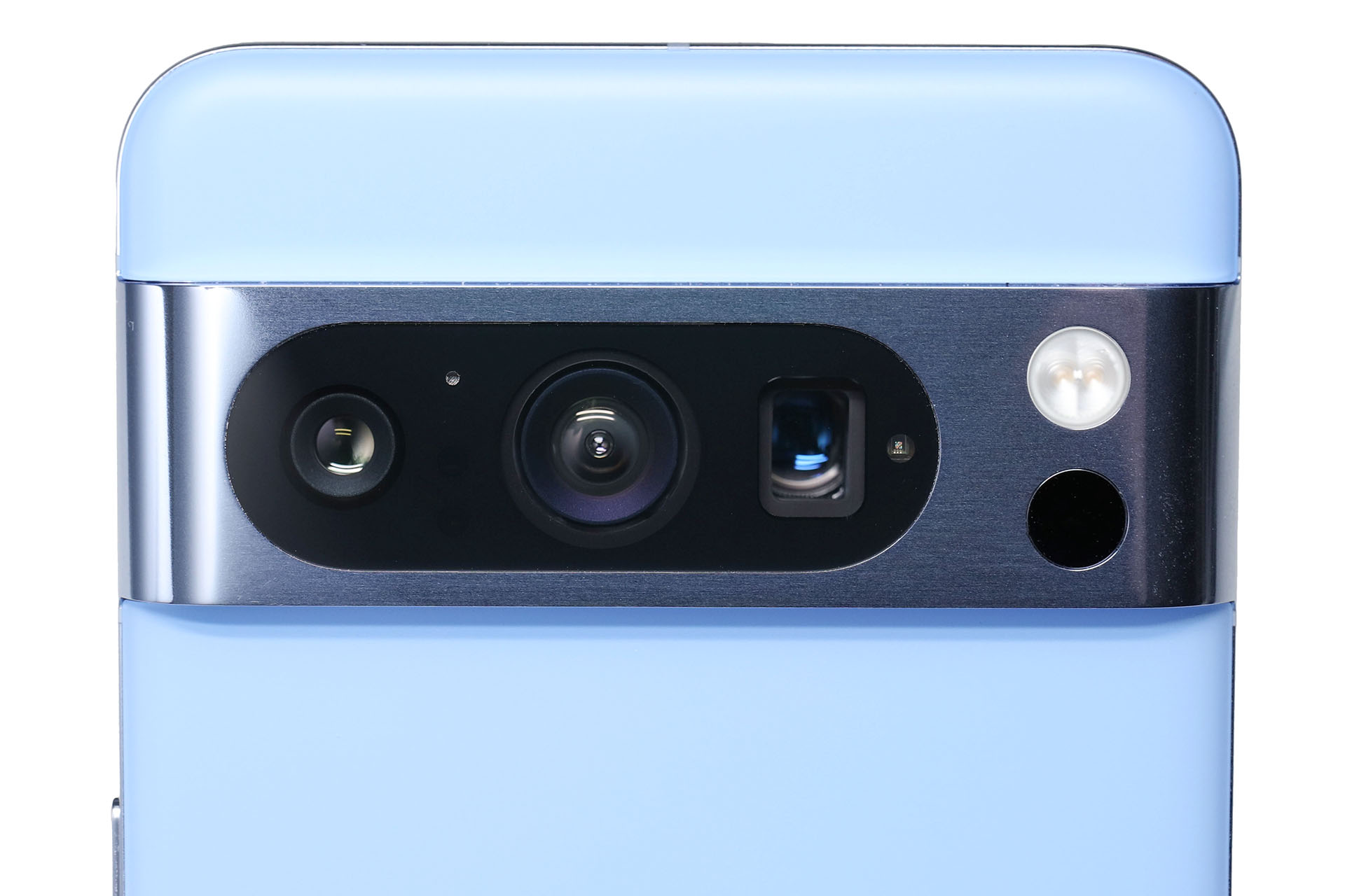 左側の黒い楕円内に3つのカメラが内蔵されている。左から、広角カメラ（4800万画素）、超広角カメラ（5000万画素）、望遠カメラ（4800万画素）。各カメラともオートフォーカス対応・手ブレ補正機能を搭載している。「Google Pixel 8 Pro」のフロントカメラもオートフォーカス対応だ。
