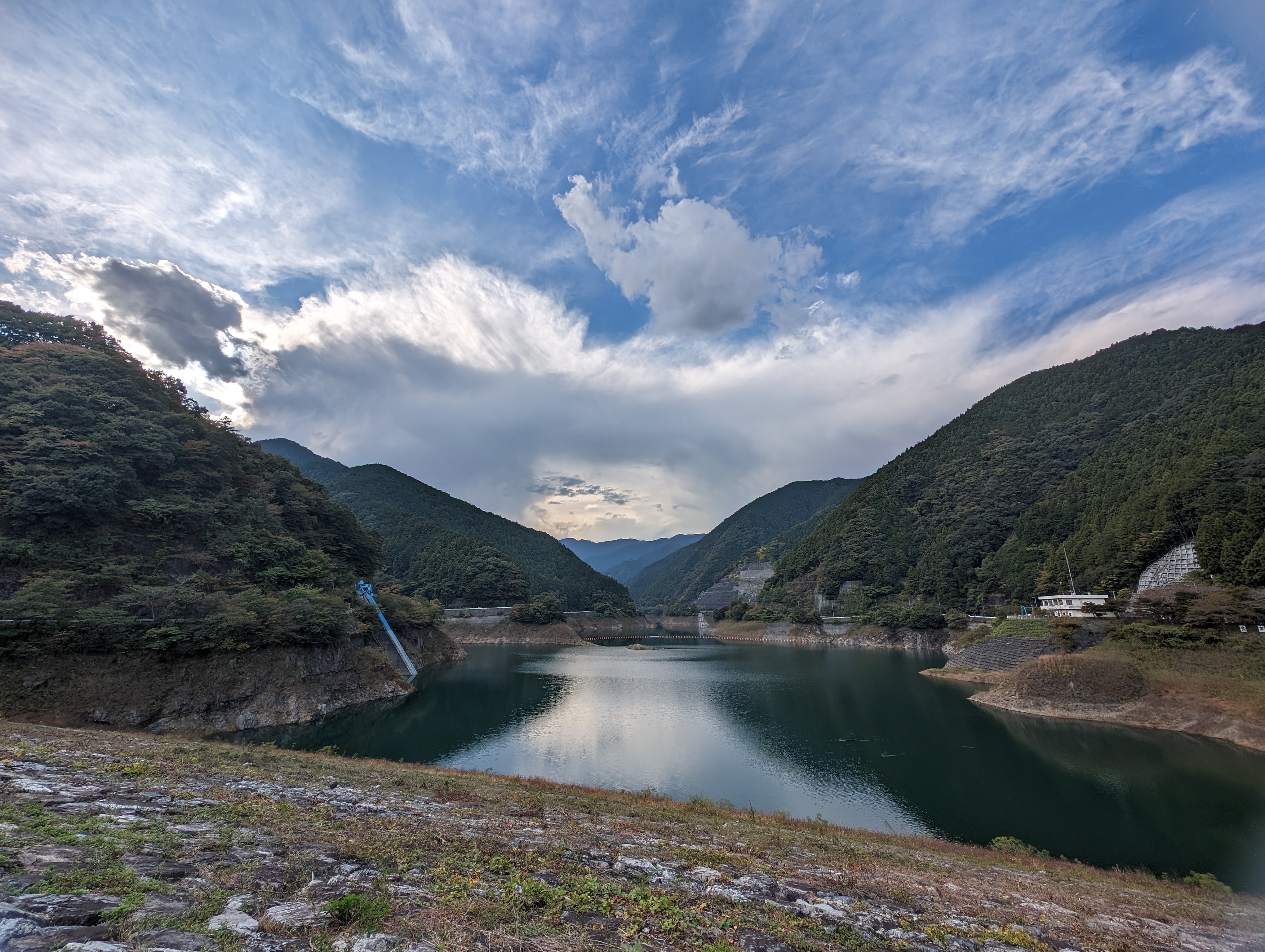 それぞれ、超広角カメラ、広角カメラ、望遠カメラで撮ったもの。肉眼で見た風景に近い色合いで撮れた。