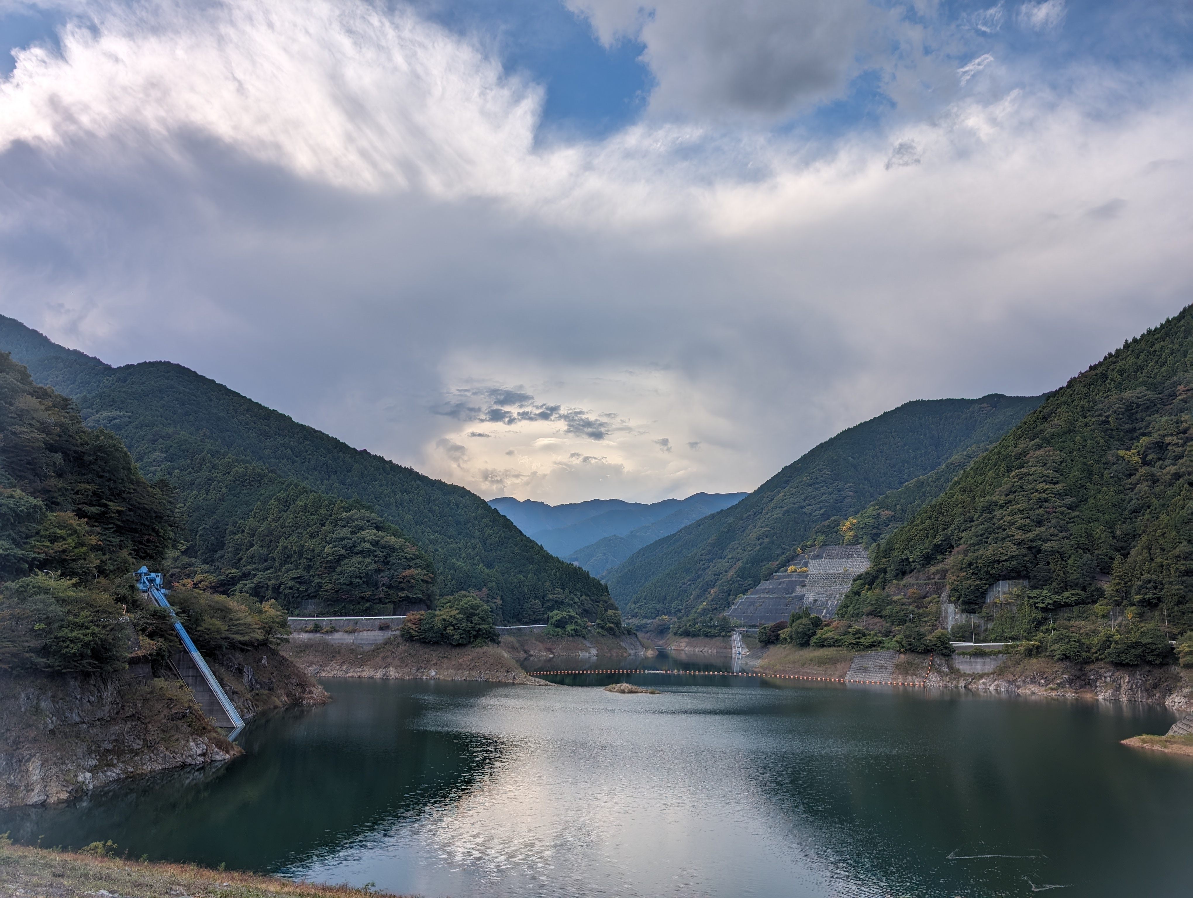 それぞれ、超広角カメラ、広角カメラ、望遠カメラで撮ったもの。肉眼で見た風景に近い色合いで撮れた。