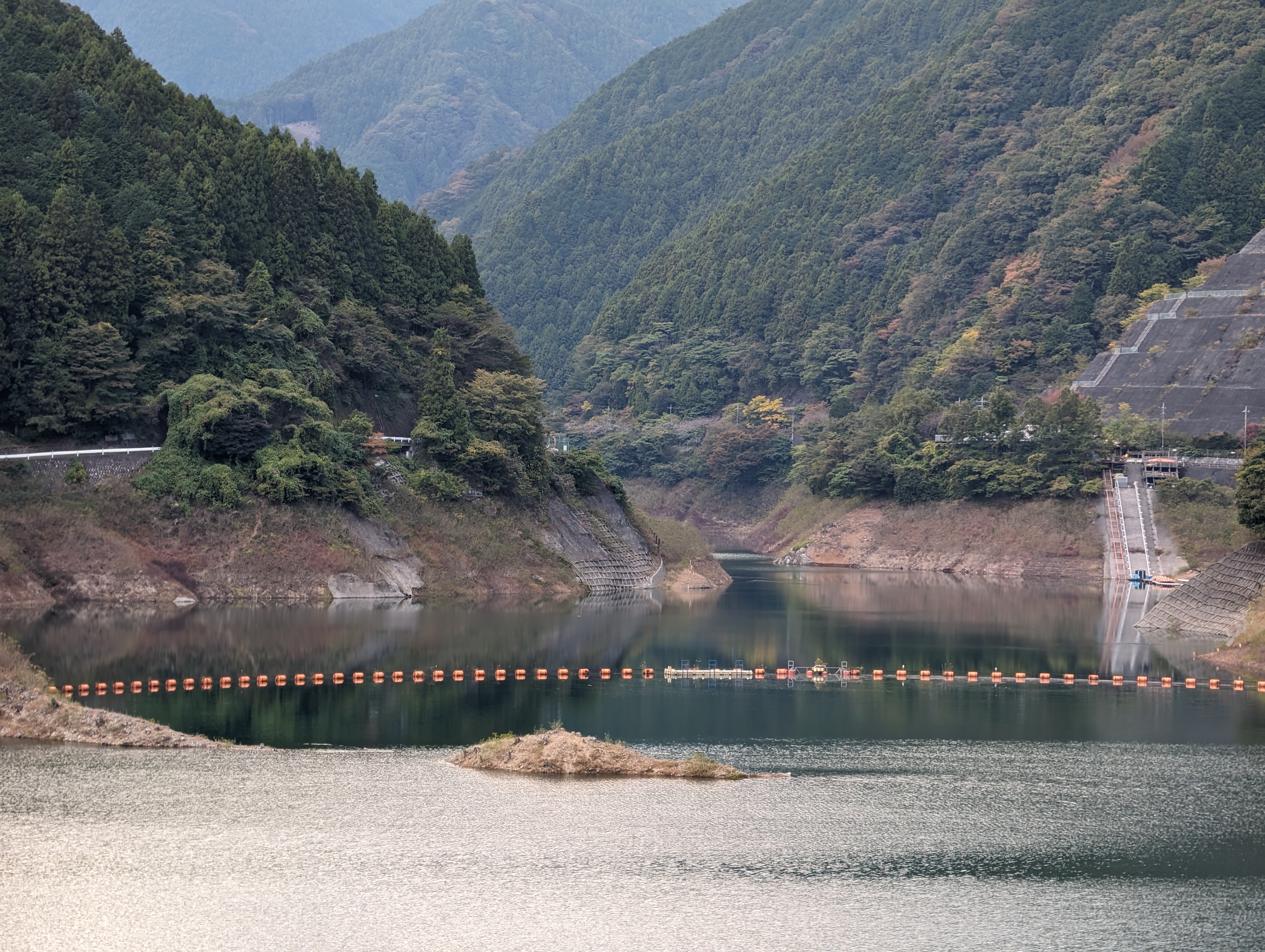 それぞれ、超広角カメラ、広角カメラ、望遠カメラで撮ったもの。肉眼で見た風景に近い色合いで撮れた。